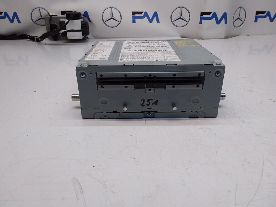 MERCEDES - BENZ E - CLASS W205 2016 RADIO SAT NAV HEAD UNIT  A2059003729 FM00301