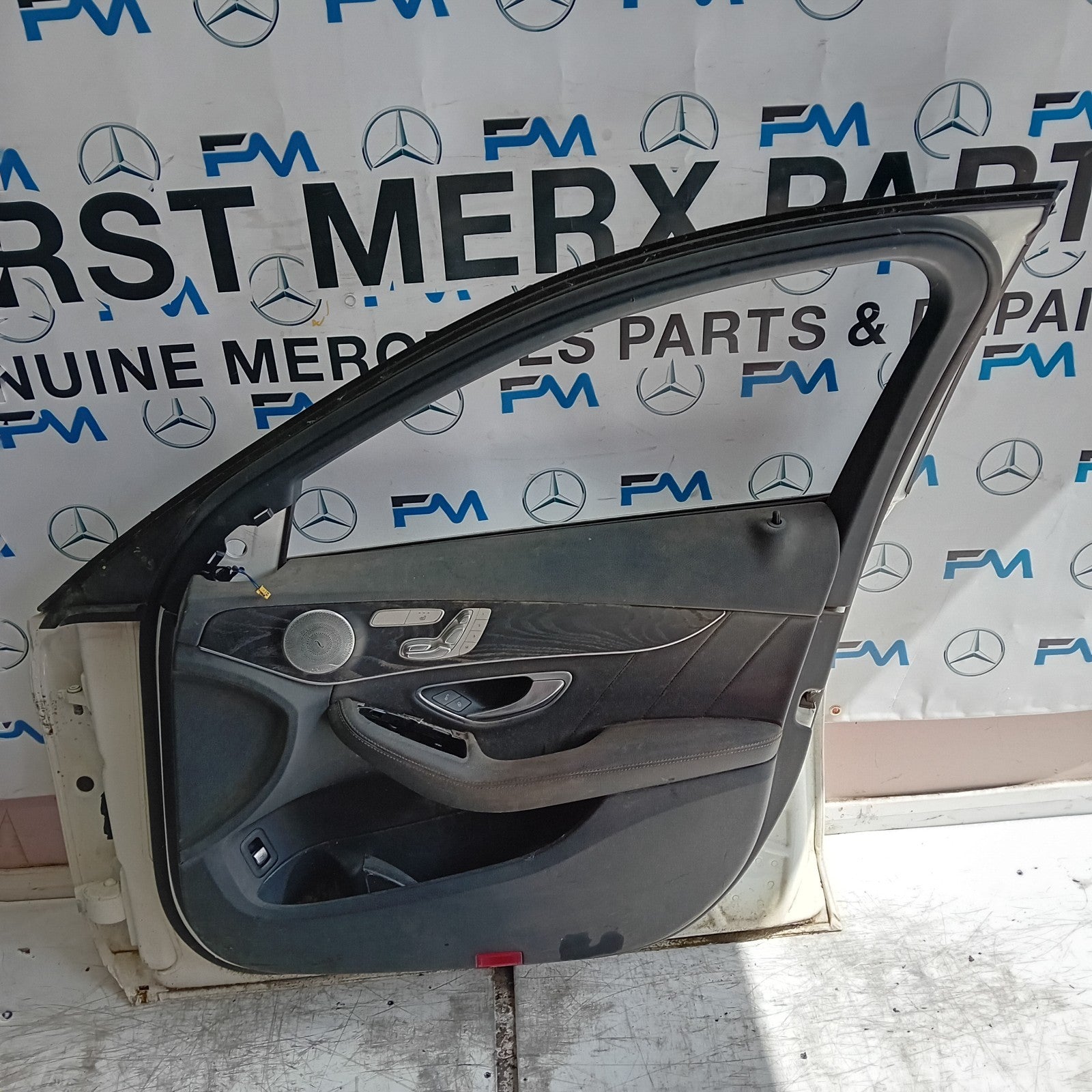MEECEDS C-CLASS W205 DRIVER FRONT DOOR OSF WHITE 2014 ON COMPLETE FMD400