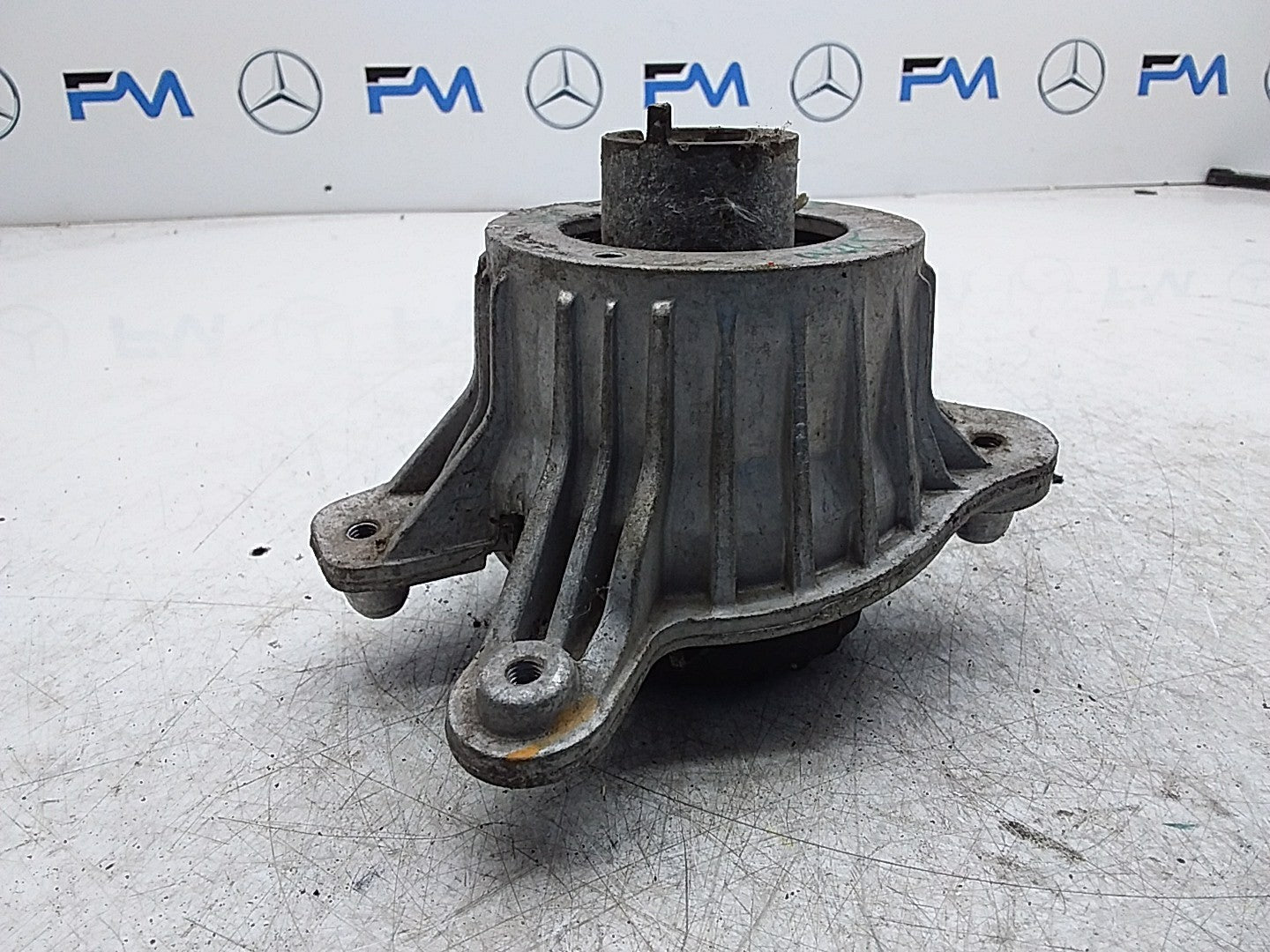 MERCEDES BENZ  C-CLASS W205  ENGINE MOUNT LEFT NS A2052406617 FMR329