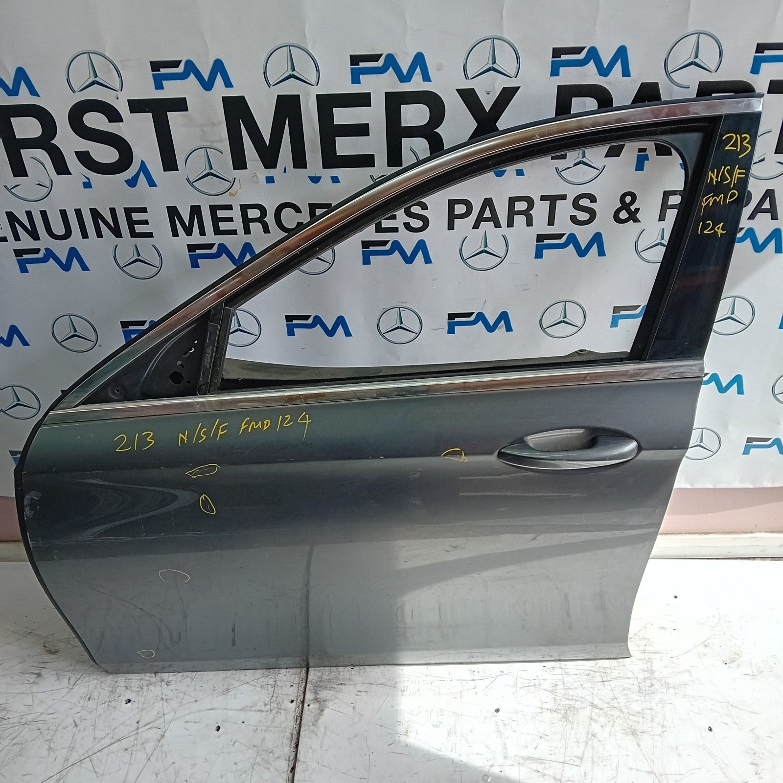 MERCEDES BENZ R-CLASS W213 PASSENGER SIDE FRINT DOOR N/S/F GREY FMD124
