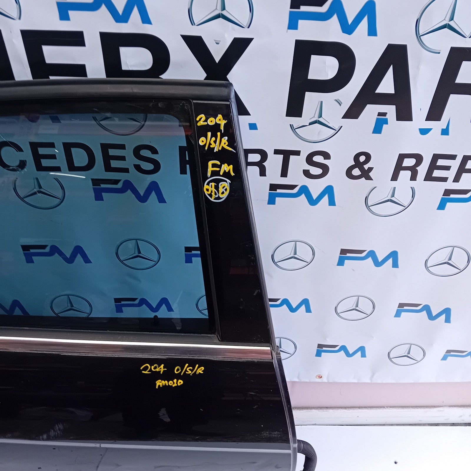 MERCEDES BENZ C-CLASS W204 DRIVER SIDE REAR DOOR ( OFF SIDE REAR ) FM010