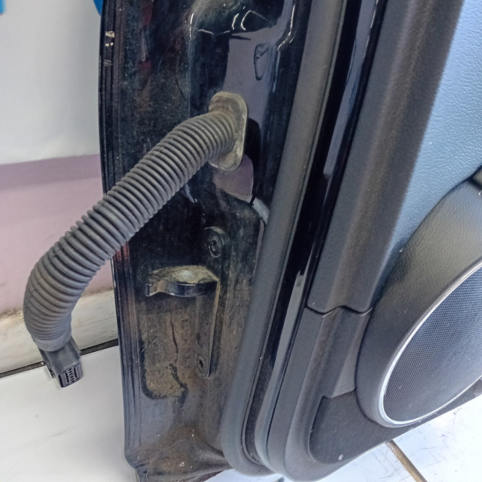 MERCEDES BENZ C-CLASS W204 DRIVER SIDE REAR DOOR ( OFF SIDE REAR ) FM010