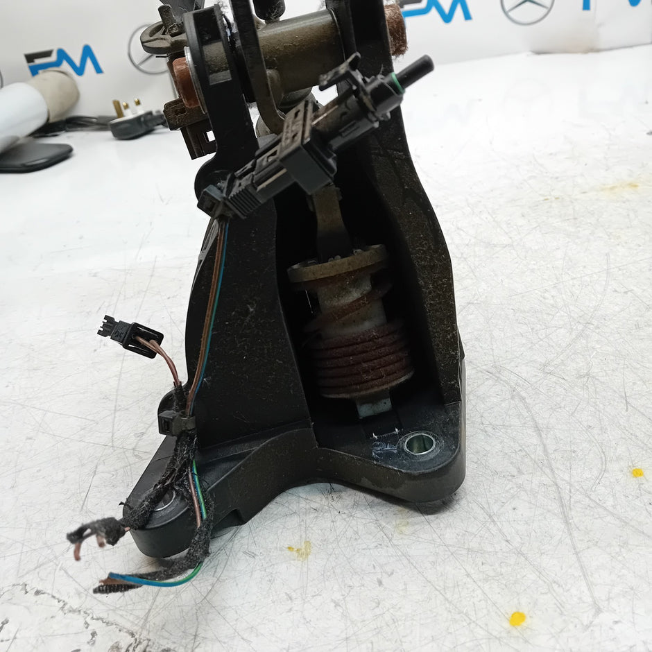 MERCEDES B-CLASS W246 CLUTCH PEDAL WITH CYLIBDER A2462900619 2015  FM001477