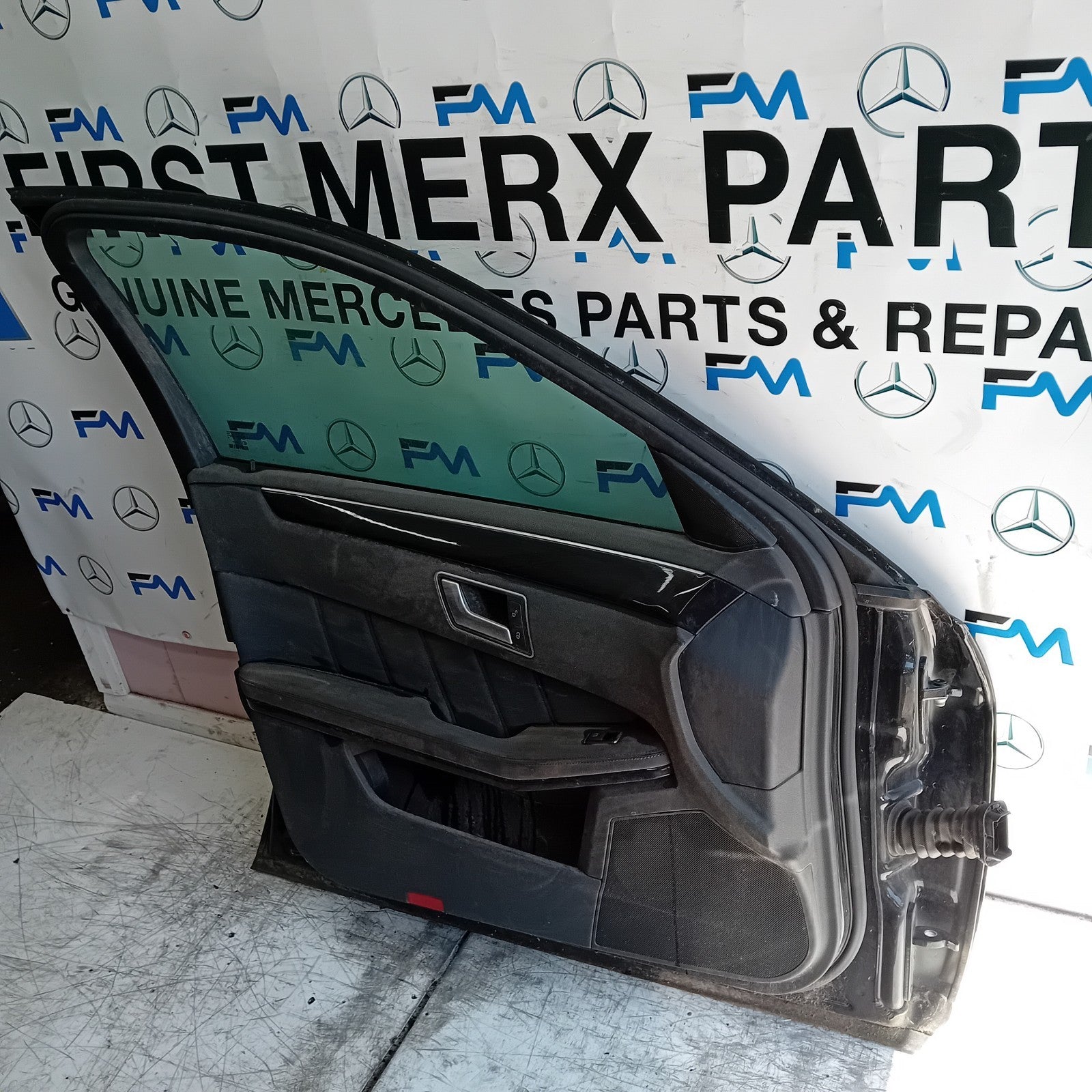 MERCEDES BENZ  E-CLASS W212 PASSENGER FRONT DOOR NSF 2015 COMPLETE BLACK FMD520