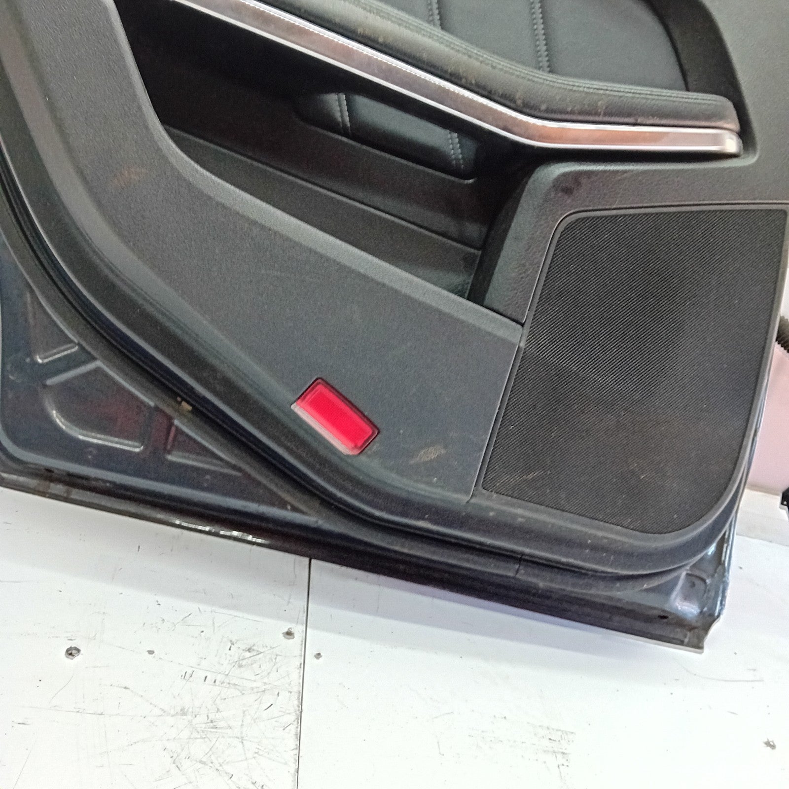 MERCEDES BENZ E-CLASS  W212 PASSENGER SIDE REAR DOOR ( NEAR SIDE REAR ) FM06