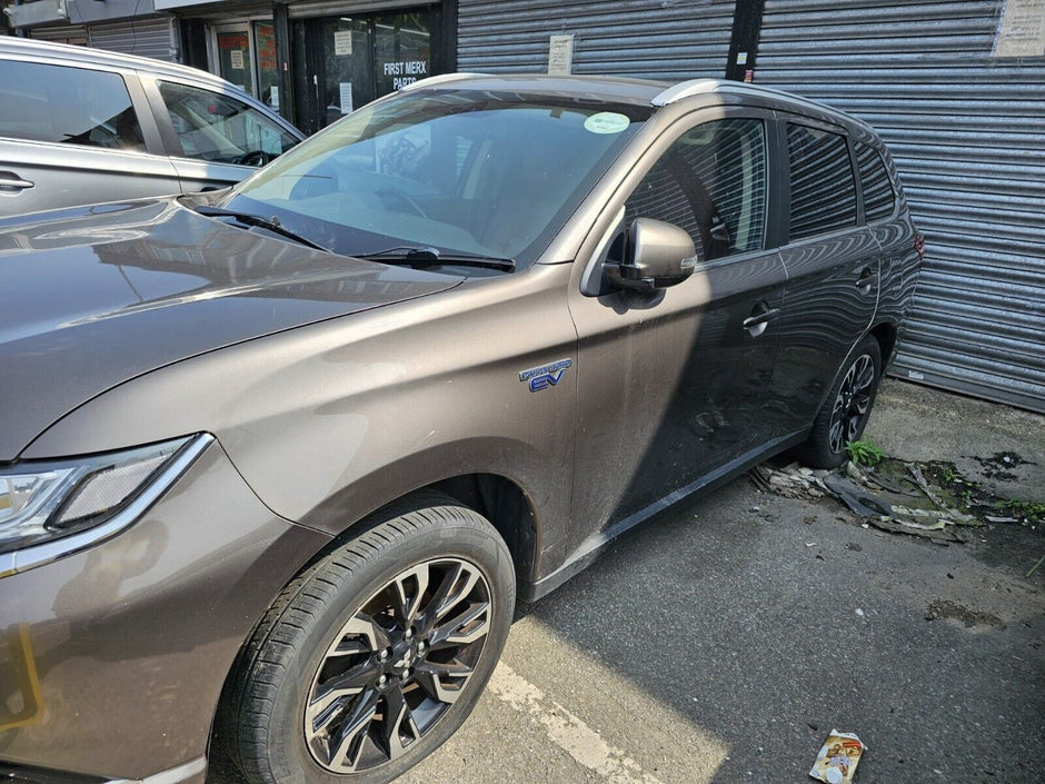 MITSUBISHI OUTLANDER 2016 BREAKING / FRONT BUMPER AND WINGS