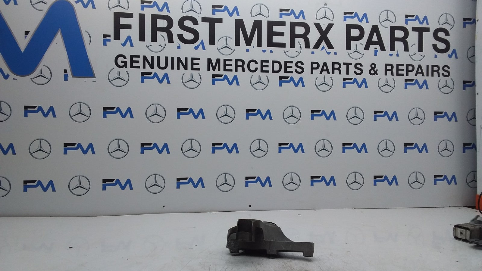 MERCEDES BENZ A-CLS W176 ENGINE MOUNTING BRACKET A2462401809 FMR449