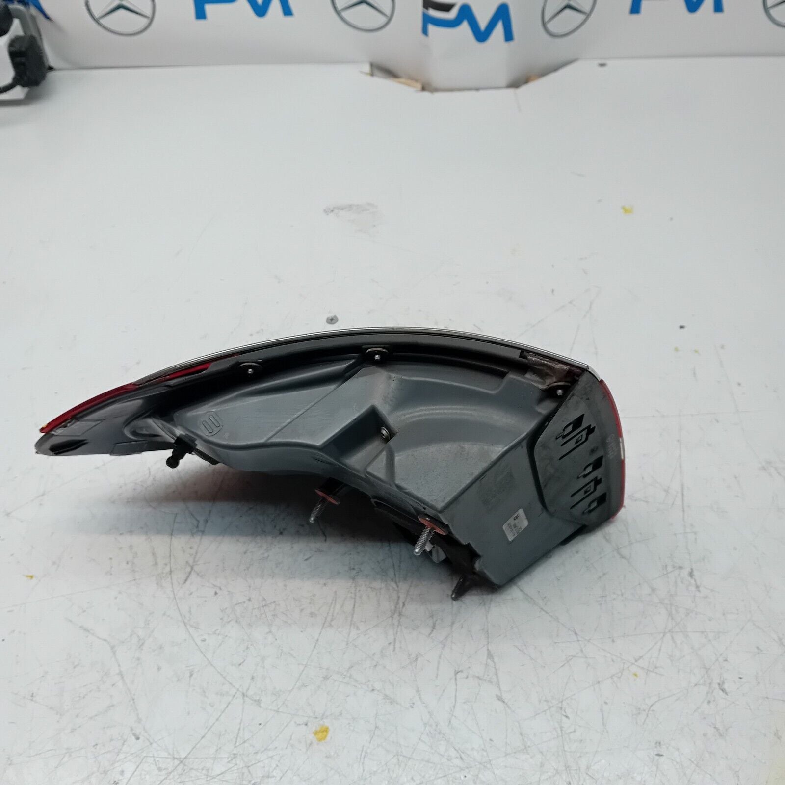 MERCEDES E-CLASS W213 2016 REAR DRIVER O/S TAIL LIGHT FMT49. (DAMAGED)