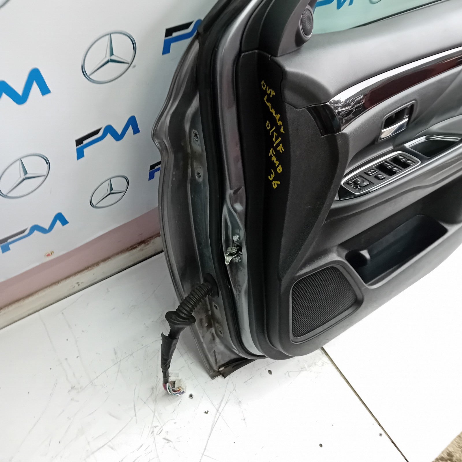 MITSUBISH OUTLANDER DRIVER SIDE FRONT DOOR O/S/F COMPLETE SILVER FMD36