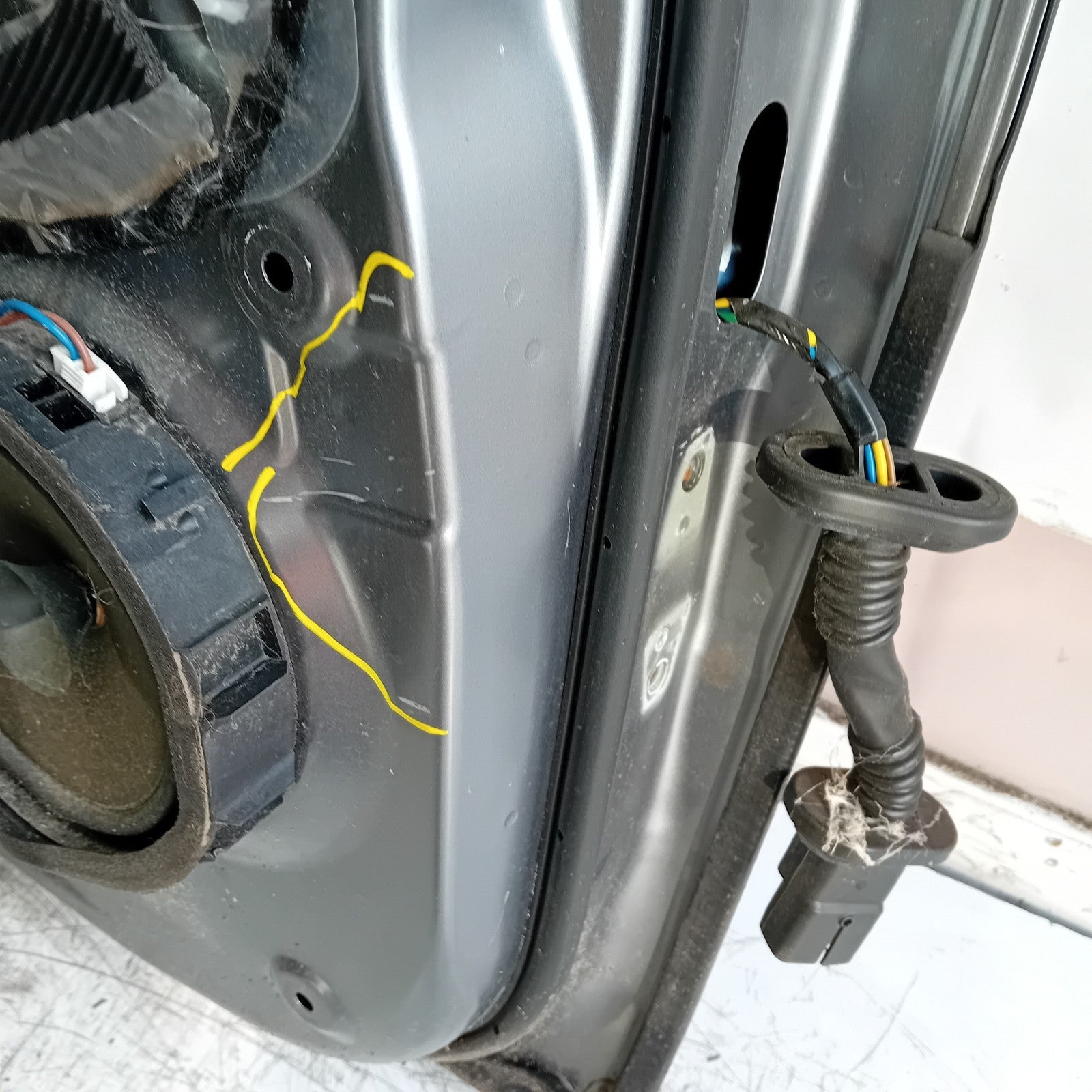 MITSUBISHI OUTLANDER MK3 PASSENGER SIDE REAR DOOR NSR 2013 GREY FMD420