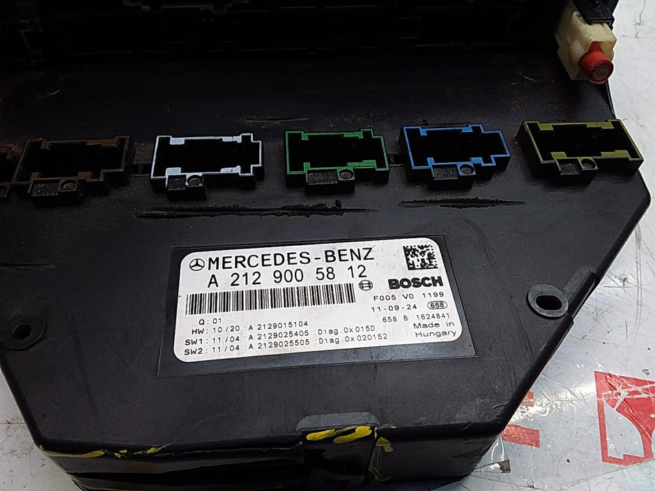 Mercedes E-CLASS W212 Fuse  Box RELAY A2129005812 FMF92 (DAMAGED)