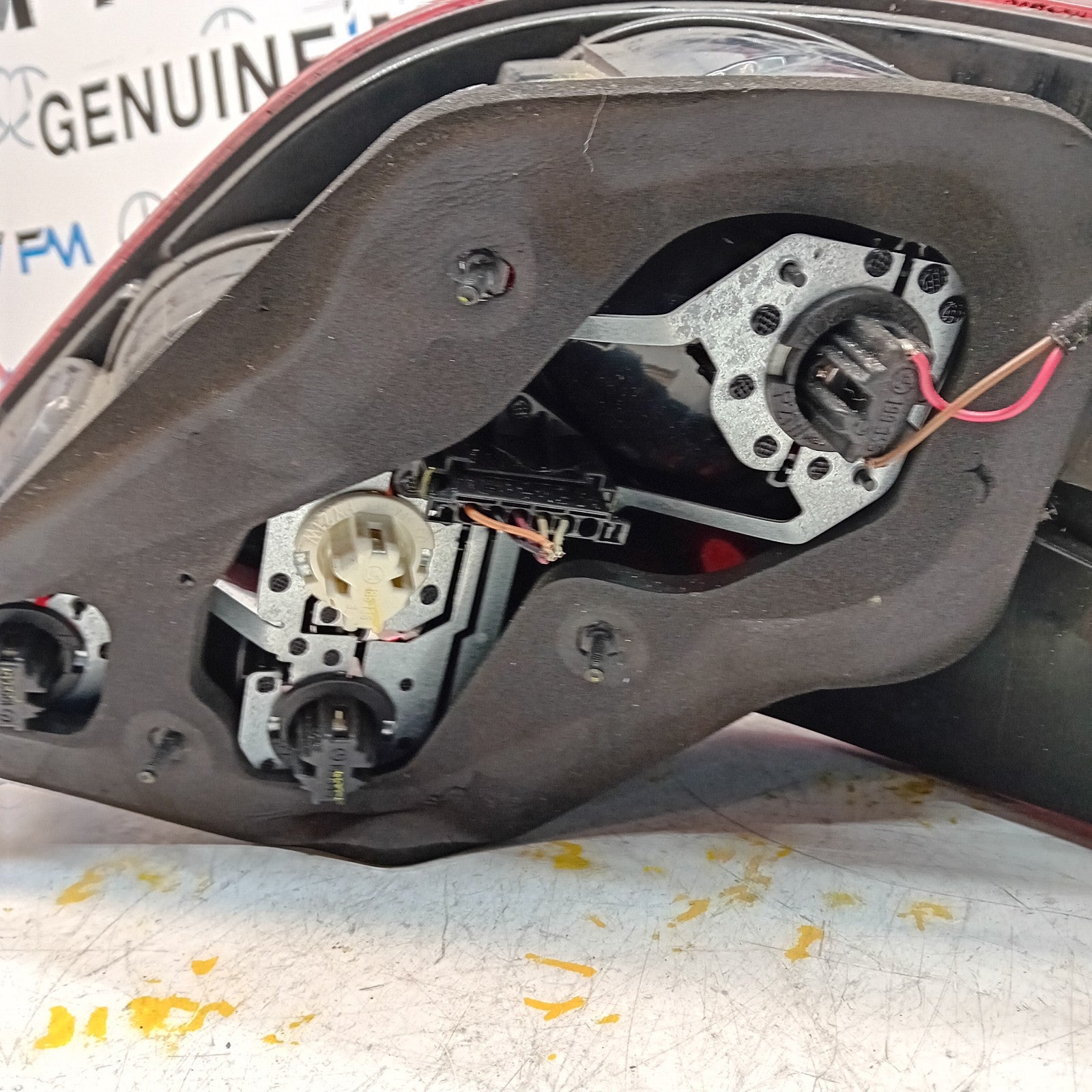 MERCEDES R-CLASS W251 PASSENGER SIDE NS REAR TAIL LIGHT FMT170 (Damaged)