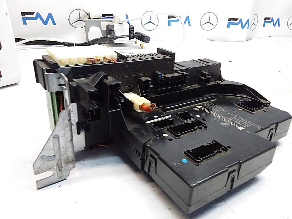 Mercedes E-CLASS W212 FUSE BOX RELAY  A2129000023 FMF110
