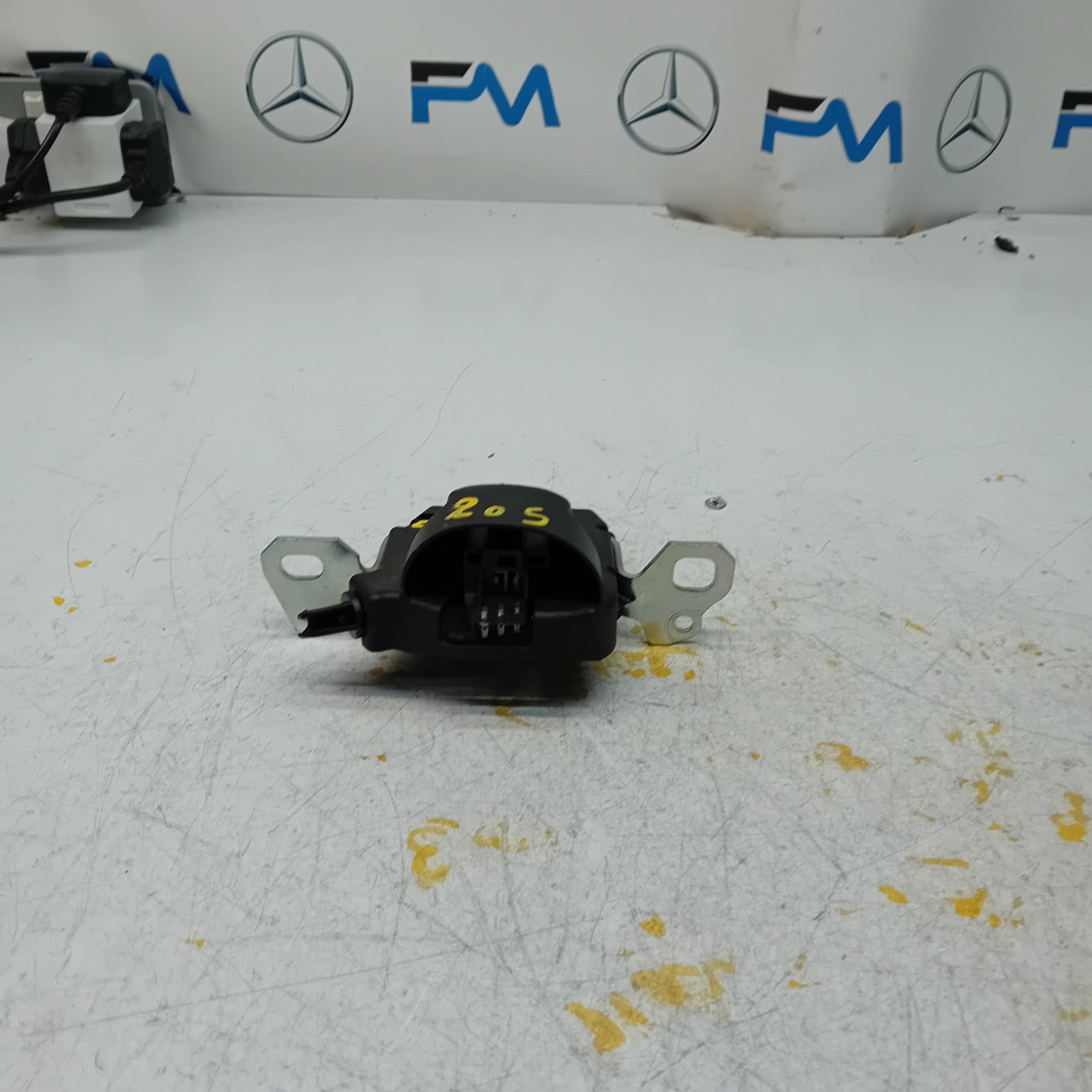 GENUINE MERCEDES BENZ C-CLASS W205 TRUNK LID LOCK LATCH FM00911