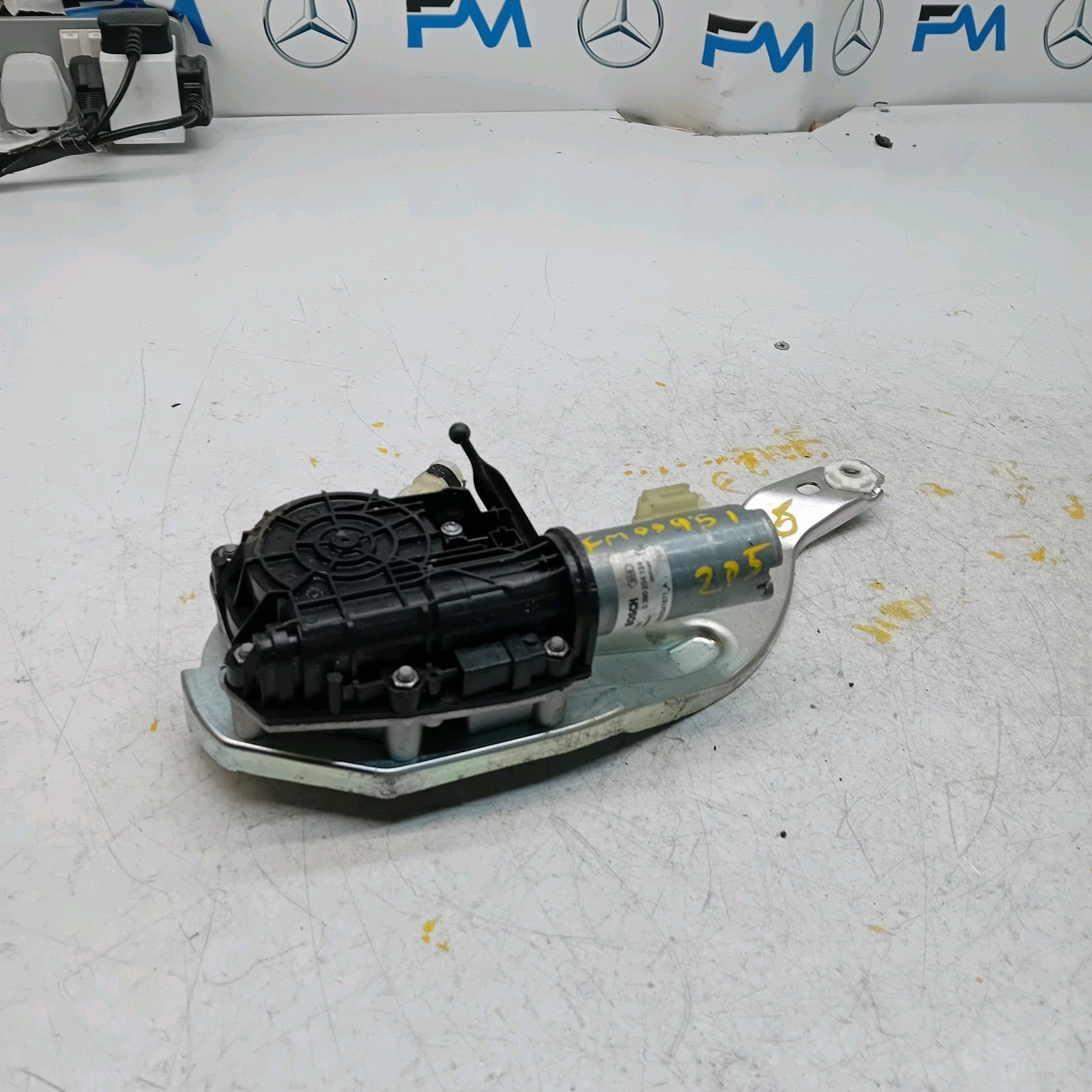 Mercedes Benz C-CLASS W205 TAILGATE POWER LIFT SOFT CLOSE 0390204 124 FM00951