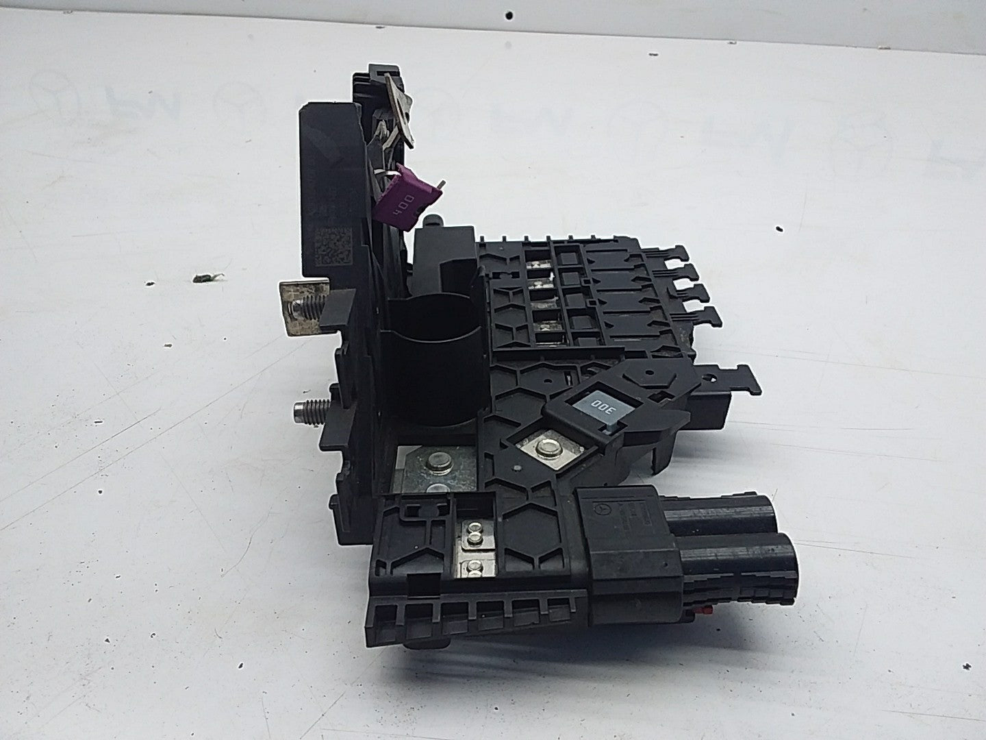 Mercedes E-CLASS W213 Fuse Relay Junction Box A2135400750 FMF10 (DAMAGED)