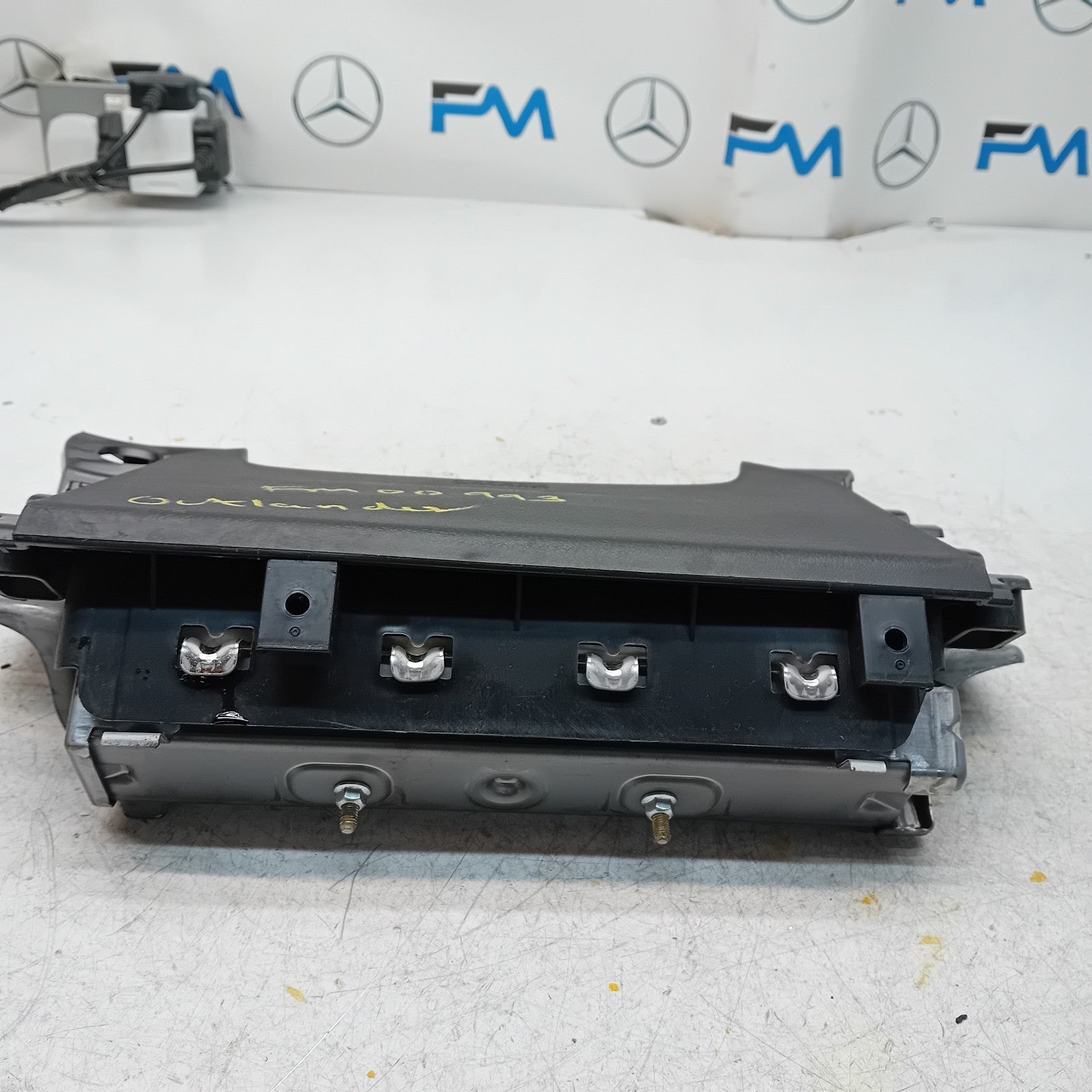 MITSUBISHI OUTLANDER MK3 KNEE AIR SRS BAG RIGHT DRIVER SIDE 7030A-31753 FM00993