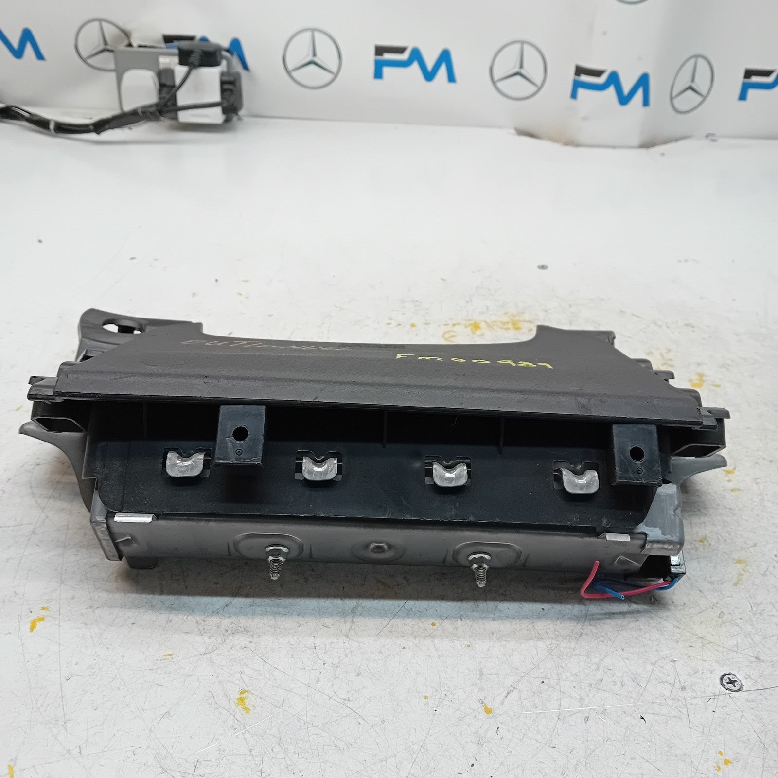 MITSUBISHI OUTLANDER MK3 KNEE AIR SRS BAG RIGHT DRIVER SIDE 7030A-31754 FM00989