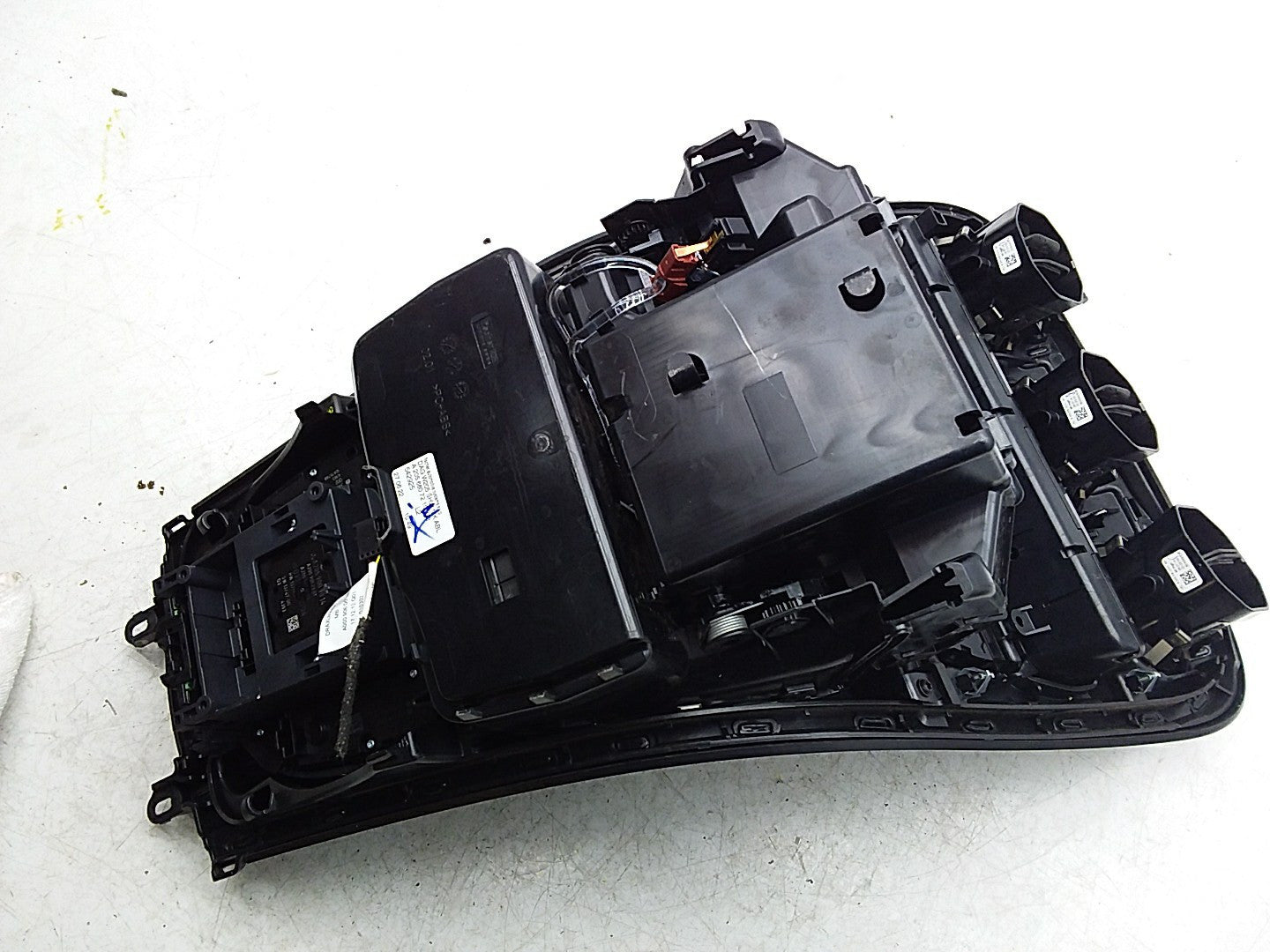 2014 ONWARDS MERCEDES C-CLASS W205 CENTRE  CONSOLE  A2056805107 FMK13 (DAMAGED)