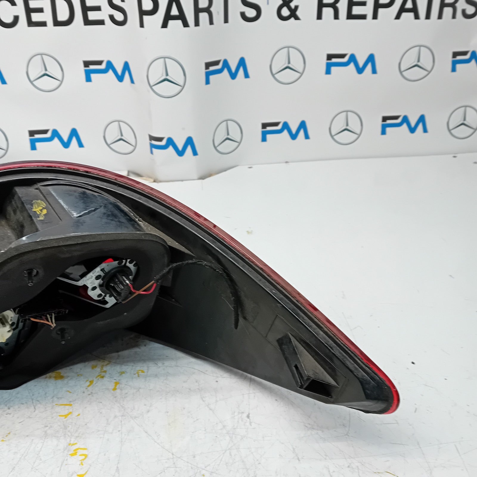 MERCEDES R-CLASS W251 PASSENGER SIDE NS REAR TAIL LIGHT FMT170 (Damaged)