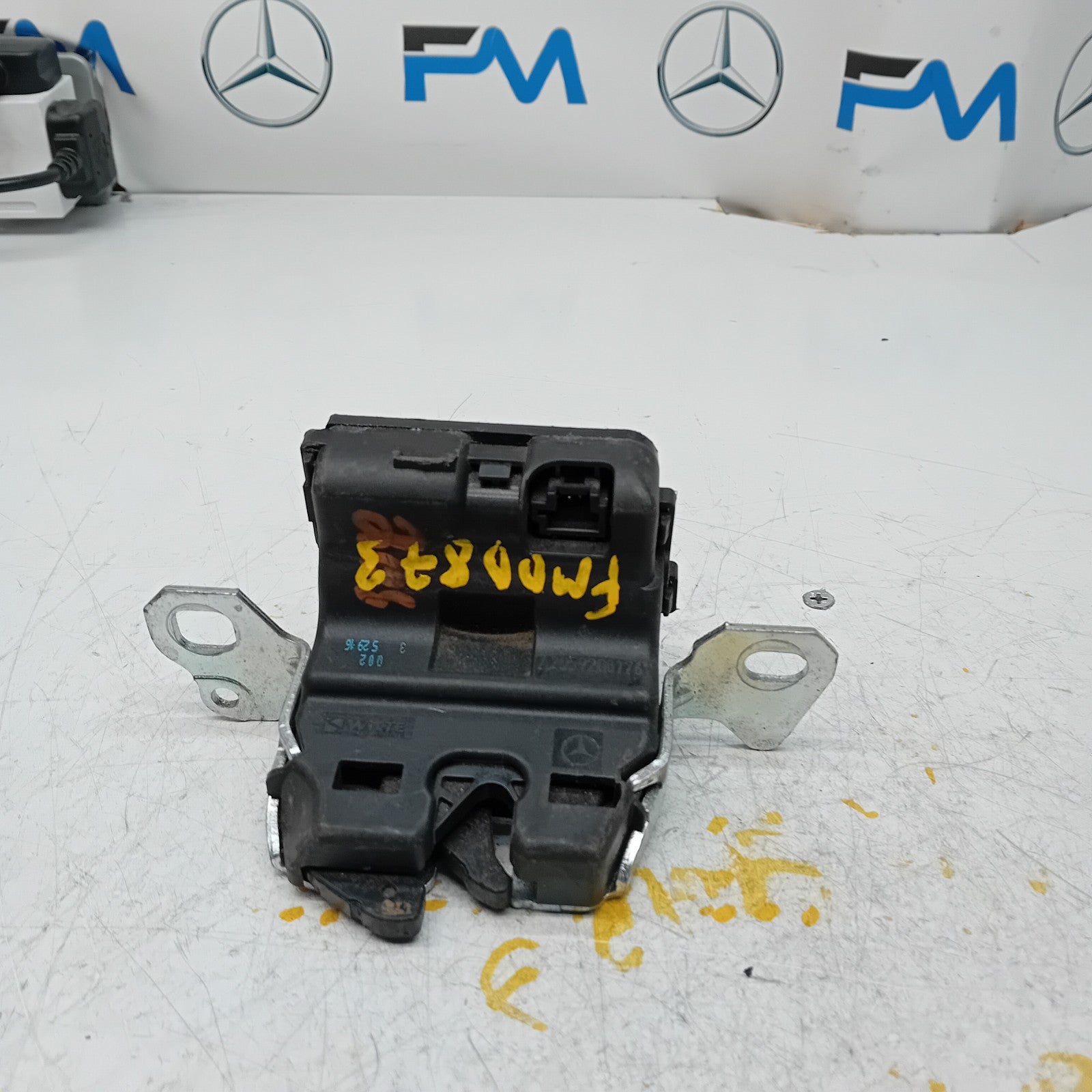 GENUINE MERCEDES BENZ C-CLASS W205 REAR SEAT LOCK / LATCH A2059200176 FM00873