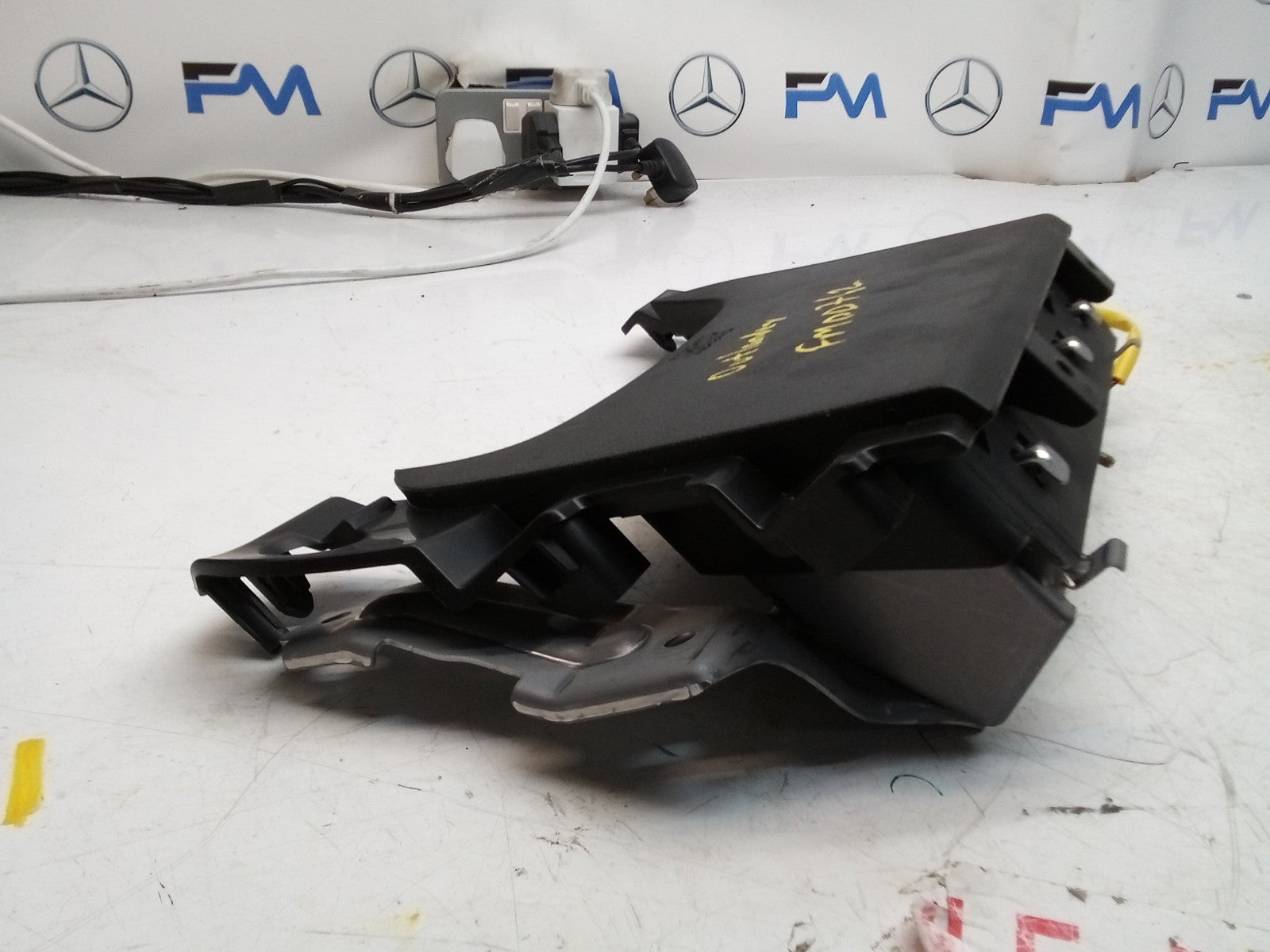 MITSUBISHI OUTLANDER MK3 KNEE AIR SRS BAG RIGHT DRIVER SIDE 7030A-31754 FM00762