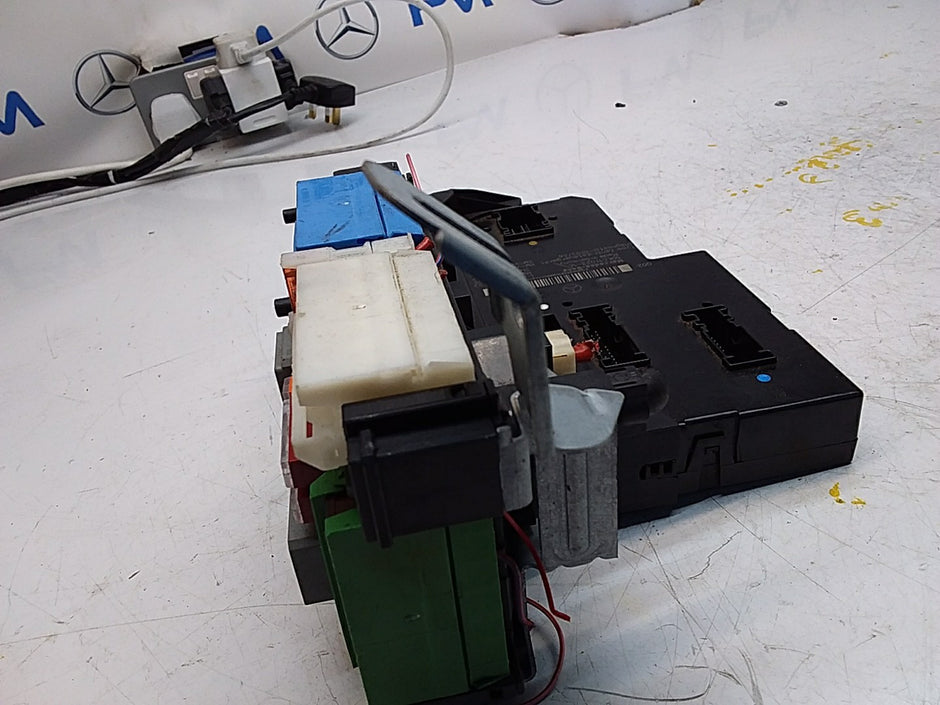 Mercedes E-CLASS W212 FUSE BOX RELAY  A2129003922 FMF109