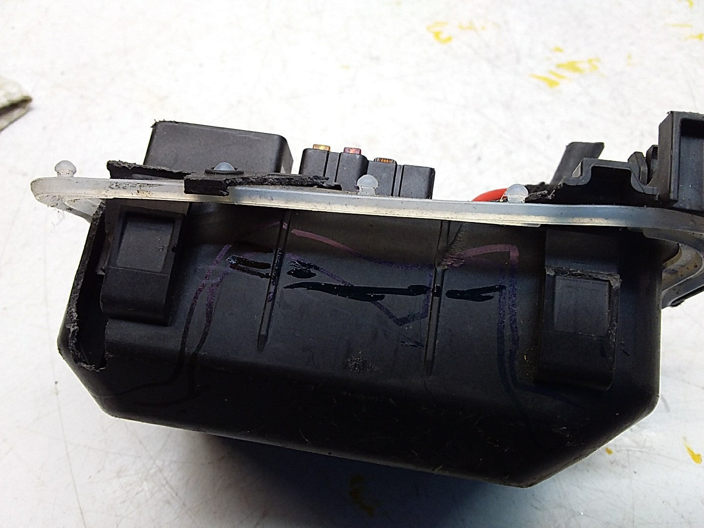 MERCEDES BENZ E-CLASS W213 FUSE  BOX 2016 ONWARDS A2135403038 FMF119(DAMAGED)