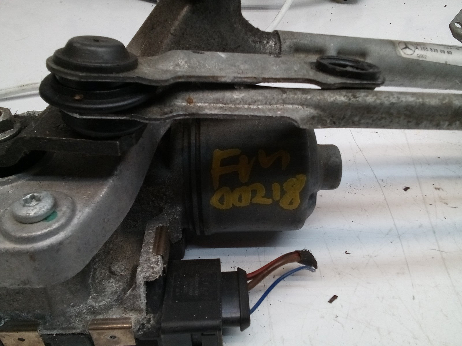 MERCEDES-BENZ C CLASS W205 FRONT WIPER MOTOR WITH LINKAGE A2059600940 FM00218
