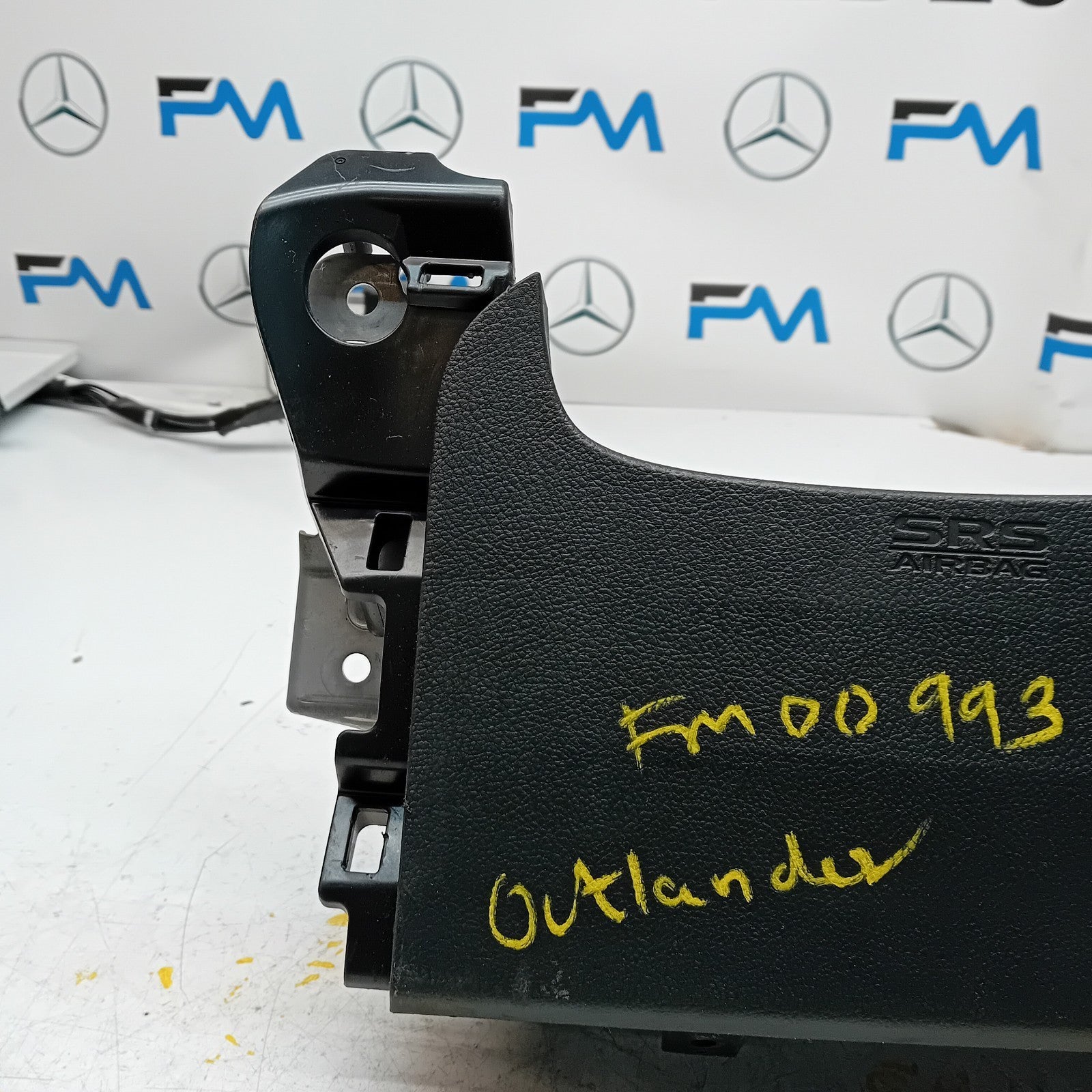 MITSUBISHI OUTLANDER MK3 KNEE AIR SRS BAG RIGHT DRIVER SIDE 7030A-31753 FM00993