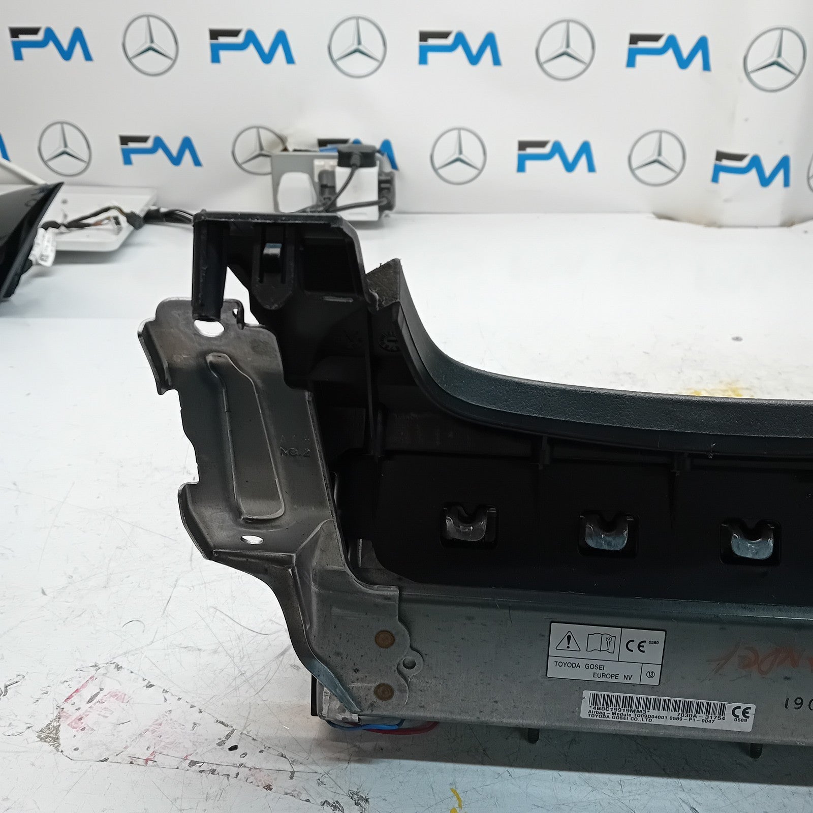 MITSUBISHI OUTLANDER MK3 KNEE AIR SRS BAG RIGHT DRIVER SIDE 7030A-31754 FM00989