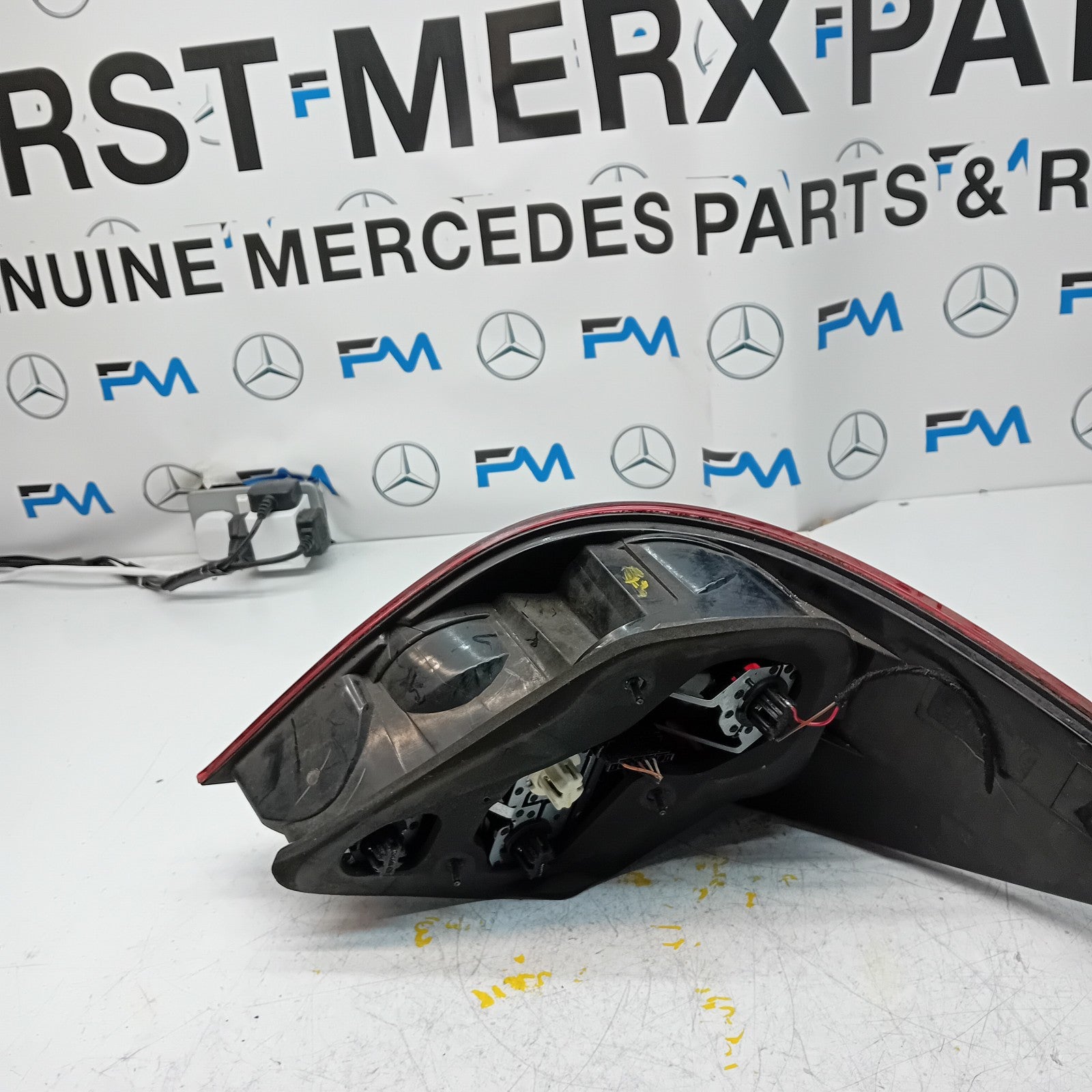 MERCEDES R-CLASS W251 PASSENGER SIDE NS REAR TAIL LIGHT FMT170 (Damaged)