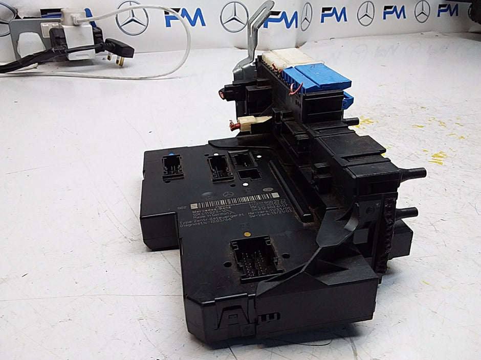 Mercedes E-CLASS W212 FUSE BOX RELAY  A2129003922 FMF109