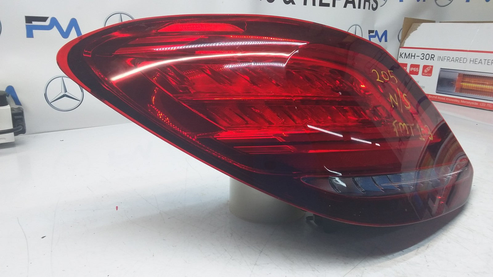 MERCEDES C-CLASS W205 PASSENGER SIDE NS REAR TAIL LIGHT 2014 FMT103