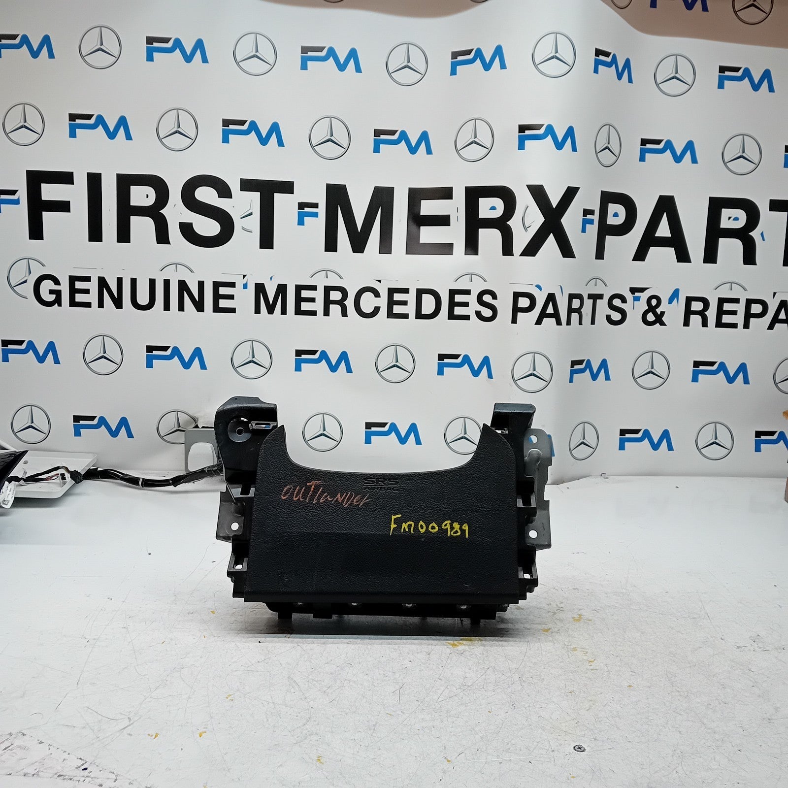 MITSUBISHI OUTLANDER MK3 KNEE AIR SRS BAG RIGHT DRIVER SIDE 7030A-31754 FM00989
