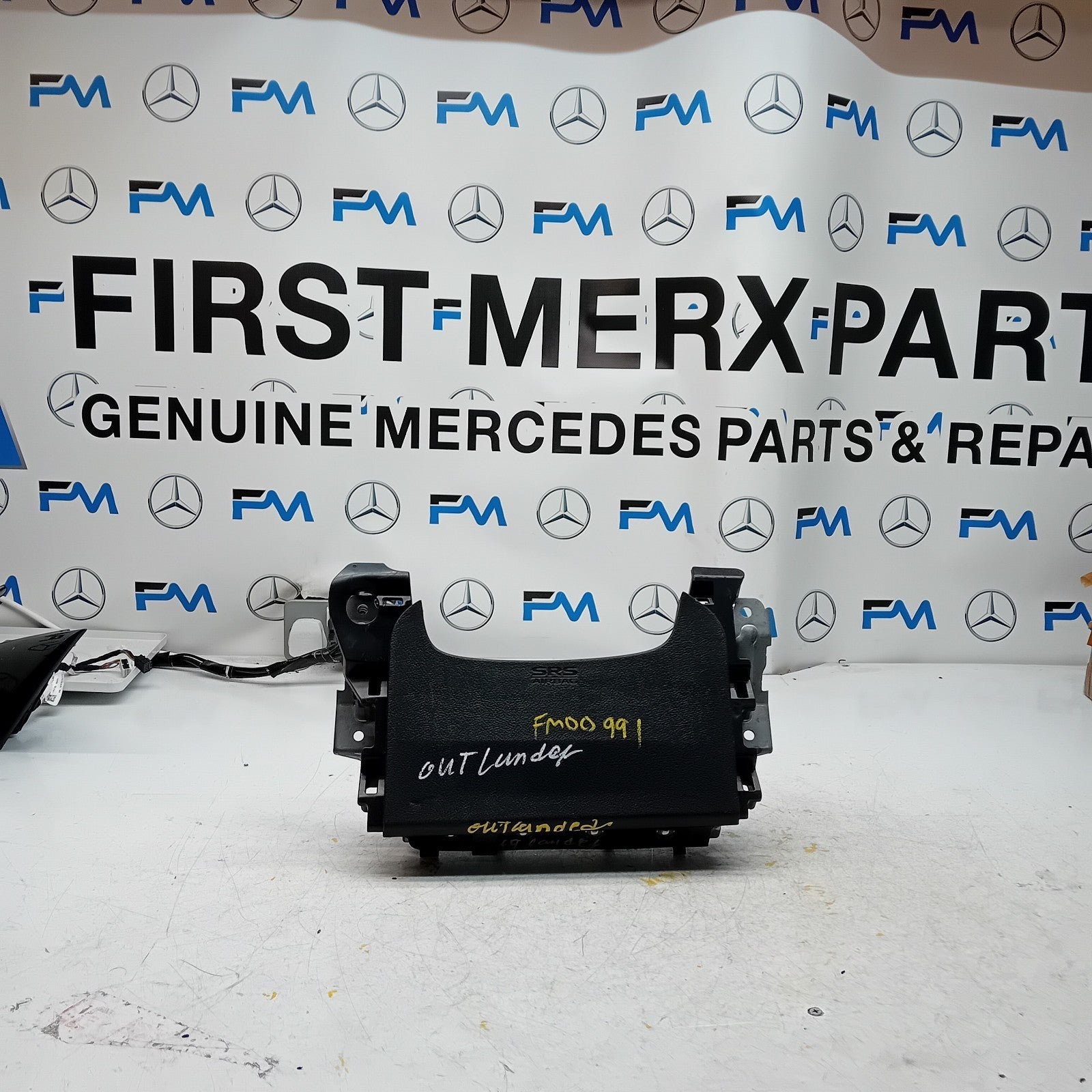 MITSUBISHI OUTLANDER MK3 KNEE AIR SRS BAG RIGHT DRIVER SIDE 7030A-31753 FM00991