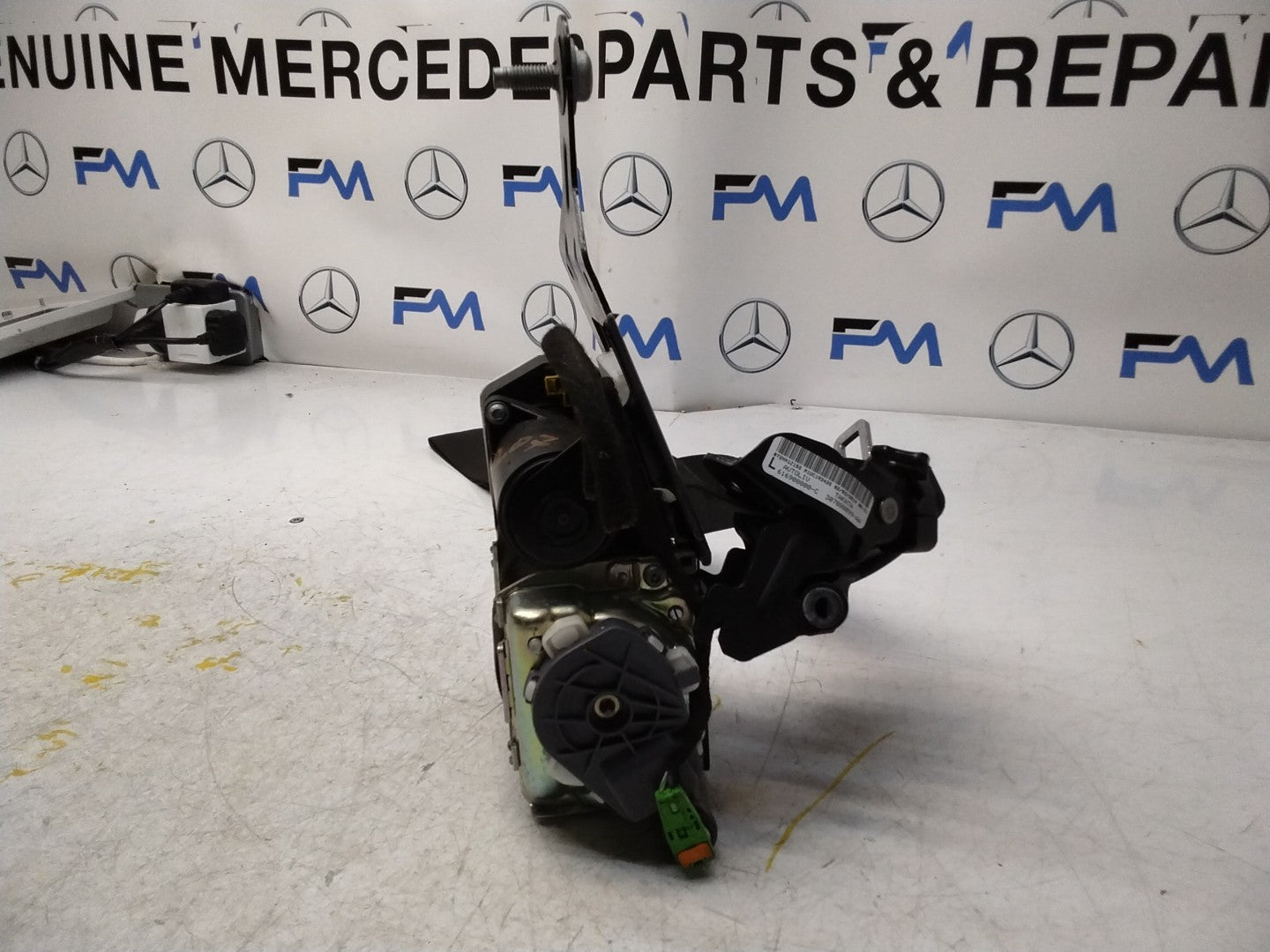 MERCEDES W207 E CLASS FRONT LEFT PASSENGER SIDE SEAT BELT A2078605985 FMS441 NSF