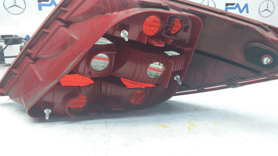 MERCEDES C-CLASS W204 PASSENGER SIDE NS REAR TAIL LIGHT A2048202964 2011 FMT107