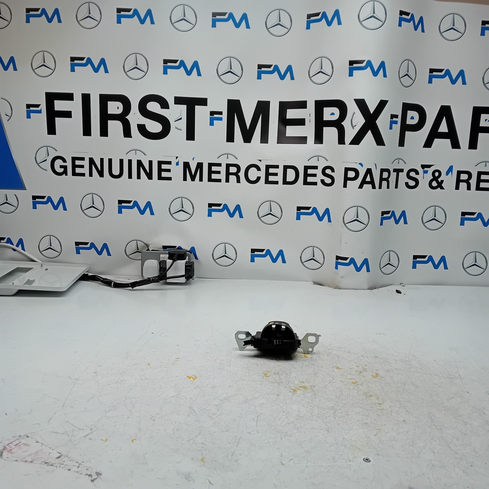 GENUINE MERCEDES BENZ C-CLASS W205 TRUNK LID LOCK LATCH FM00911