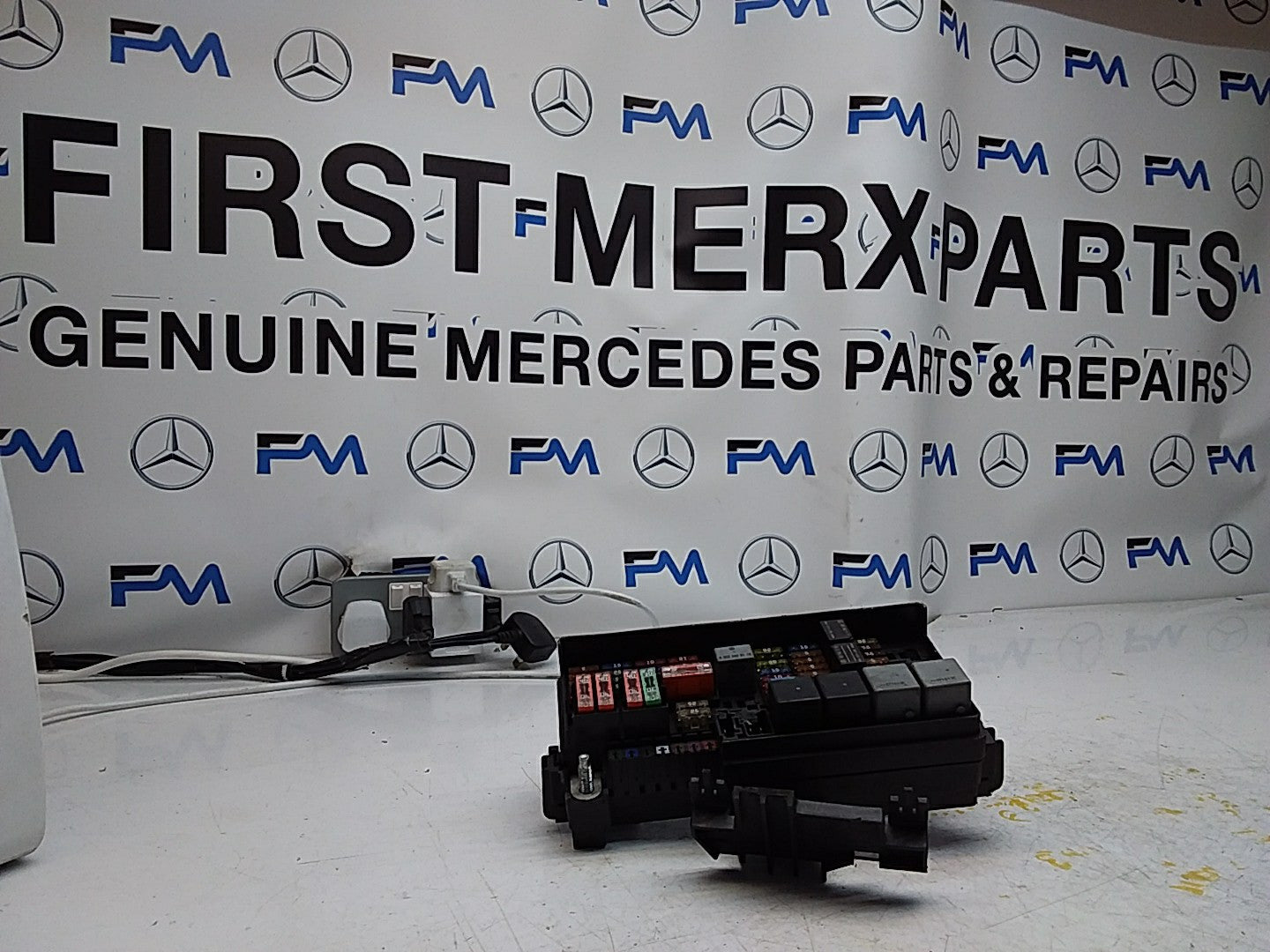 MERCEDES BENZ M-CLASS W164 2005-2011  FUSE RELAY BOX A1645403072 FMF118