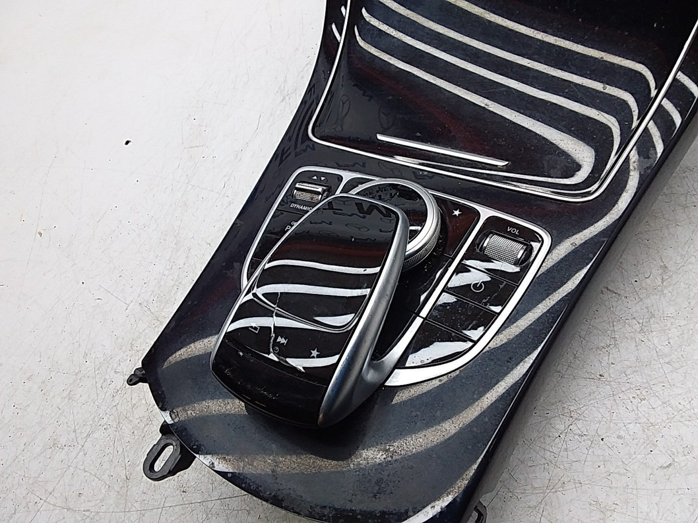 2014 ONWARDS MERCEDES C-CLASS W205 CENTRE  CONSOLE  A2056807210 FMK15 (DAMAGED)