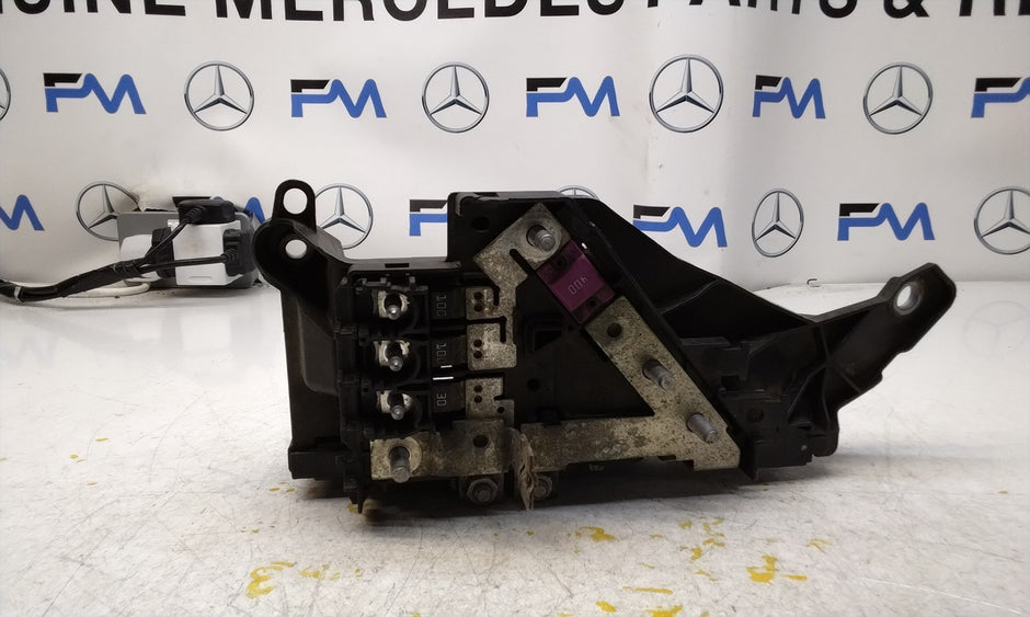 Mercedes C-CLASS W205 Fuse Relay Junction Box A2135400750 FM001038