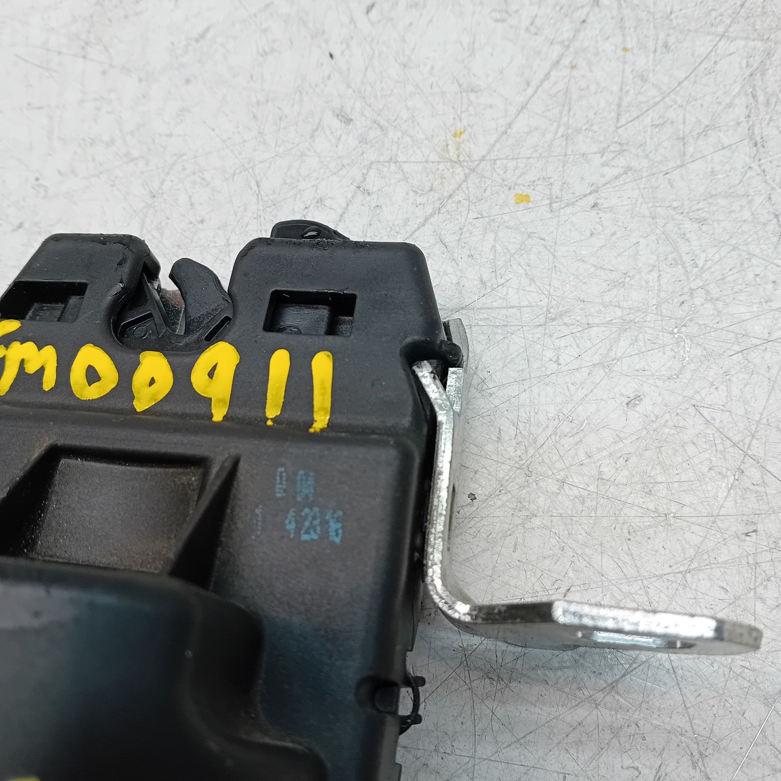 GENUINE MERCEDES BENZ C-CLASS W205 TRUNK LID LOCK LATCH FM00911
