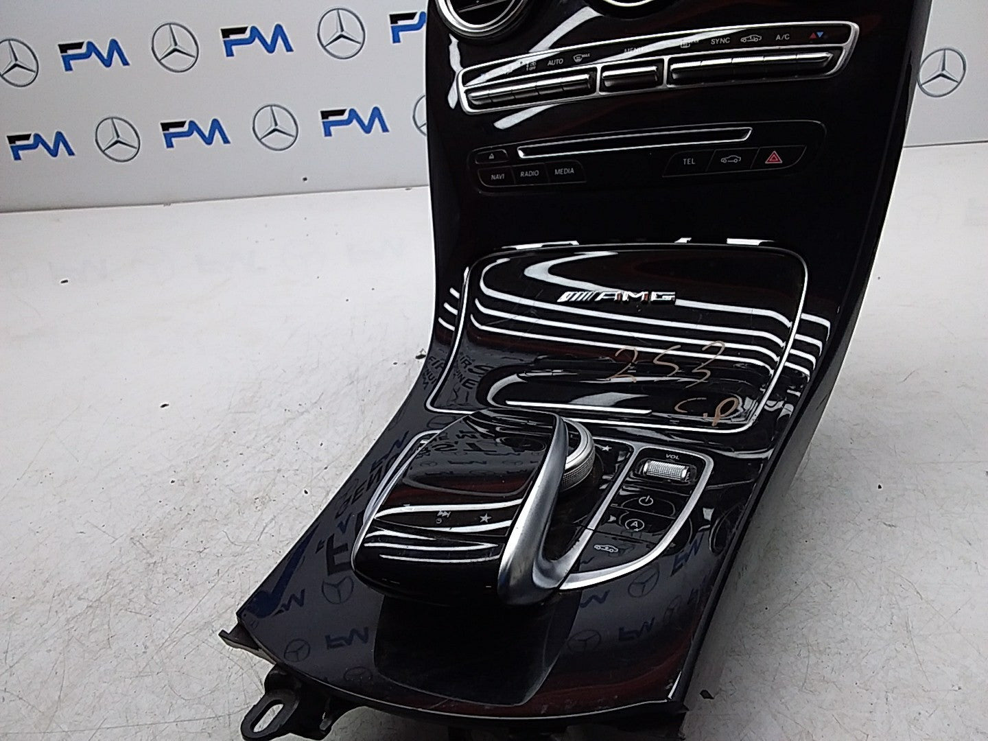 2016-2019 MERCEDES E CLASS W213 CENTRE  CONSOLE  A2055402224 FMK25 (DAMAGED)