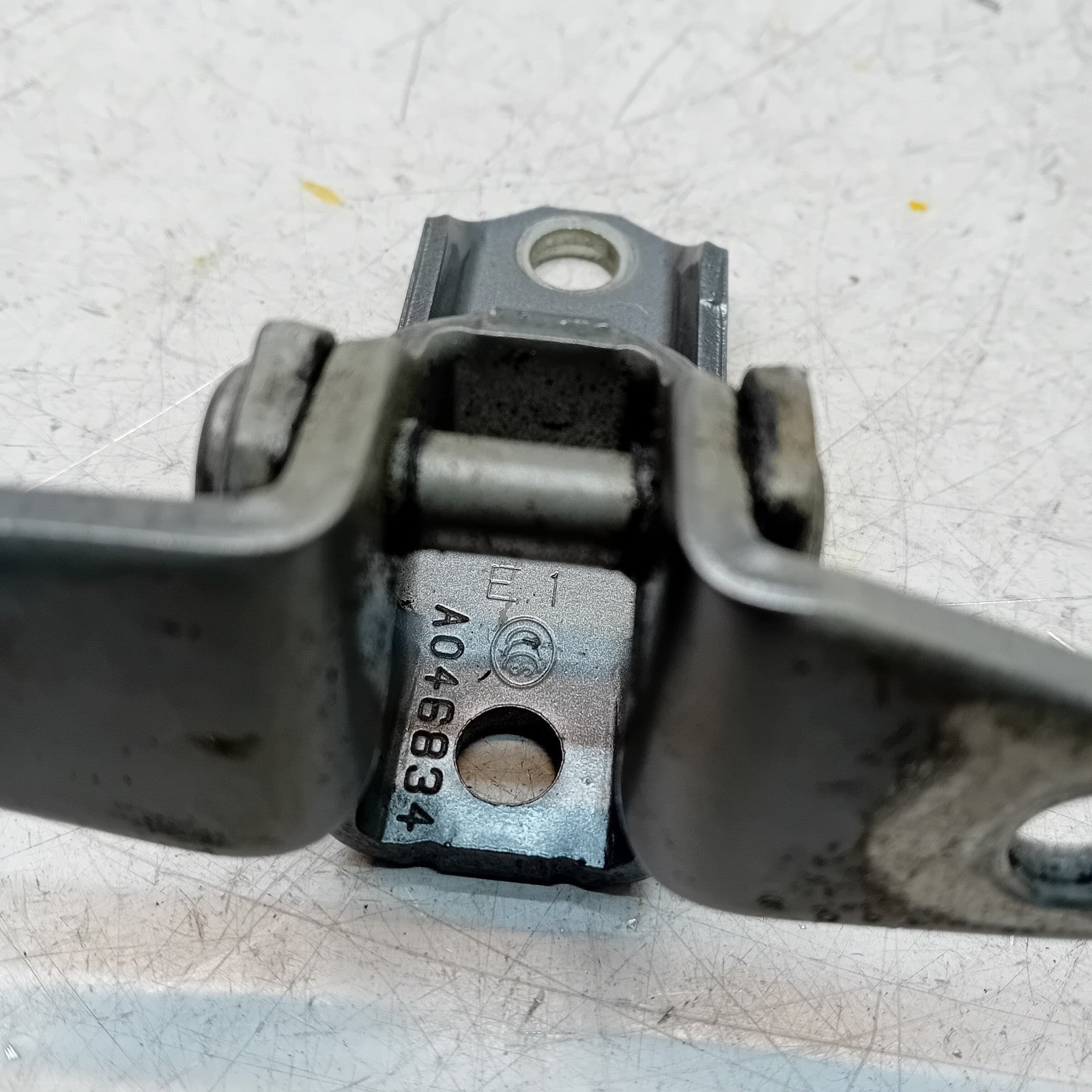 MITSUBISHI OUTLANDER MK3 RIGHT FRONT DOOR LOWER HINGE PANEL A204 A046834 FM00967