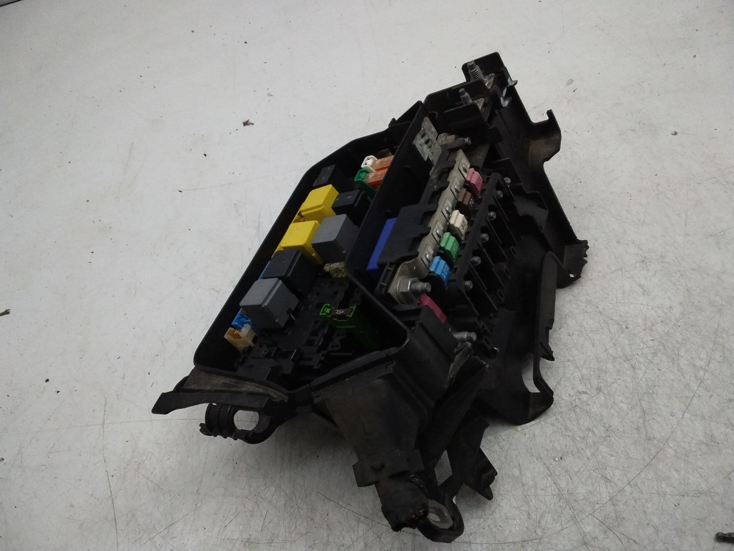 MERCEDES BENZ B-CLASS FUSE RELAY  BOX A2469980601  FMF172