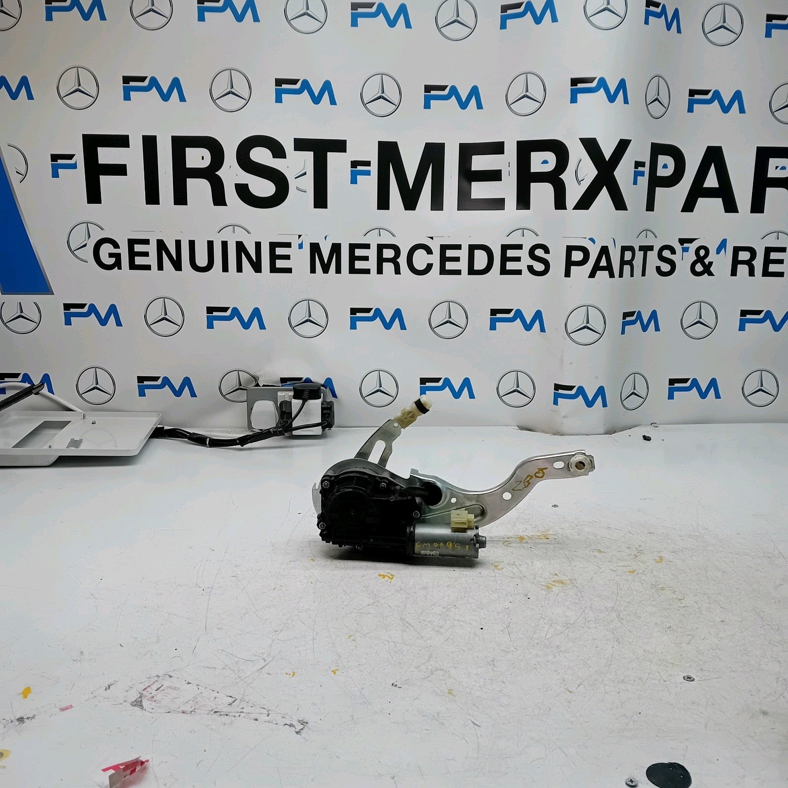 Mercedes Benz C-CLASS W205 TAILGATE POWER LIFT SOFT CLOSE 0390204 124 FM00951