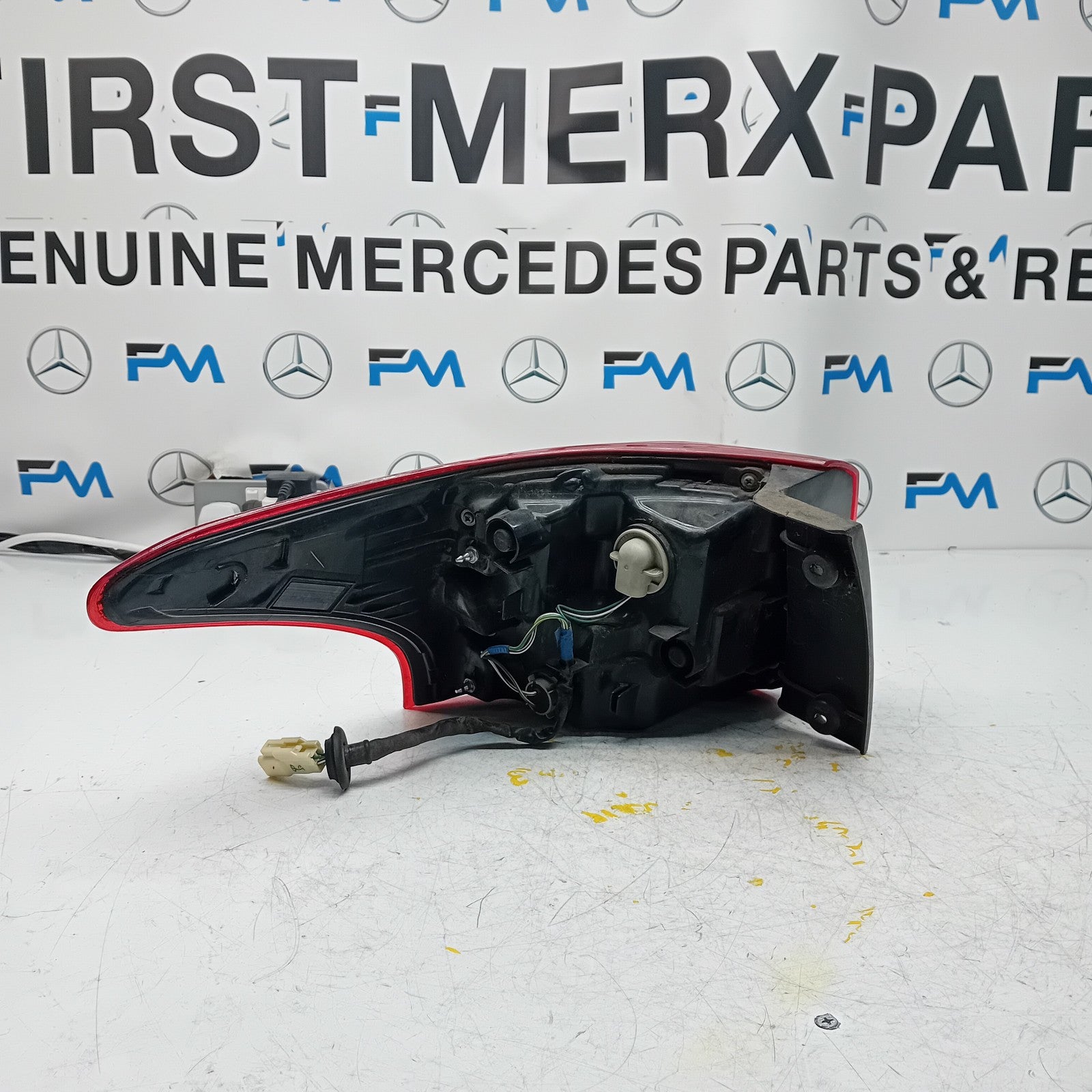 MITSUBISHI OUTLANDER DRIVER SIDE OS REAR TAIL LIGHT FMT189 HALF LED