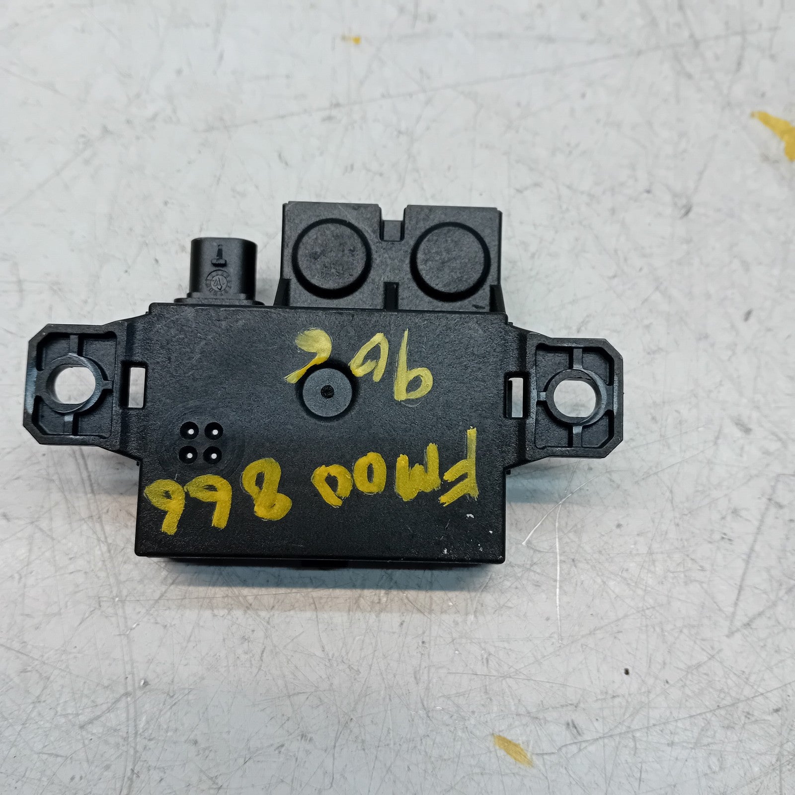 MERCEDES  SPRINTER W906 BATTERY RELAY MODULE A0009822023 FM00866