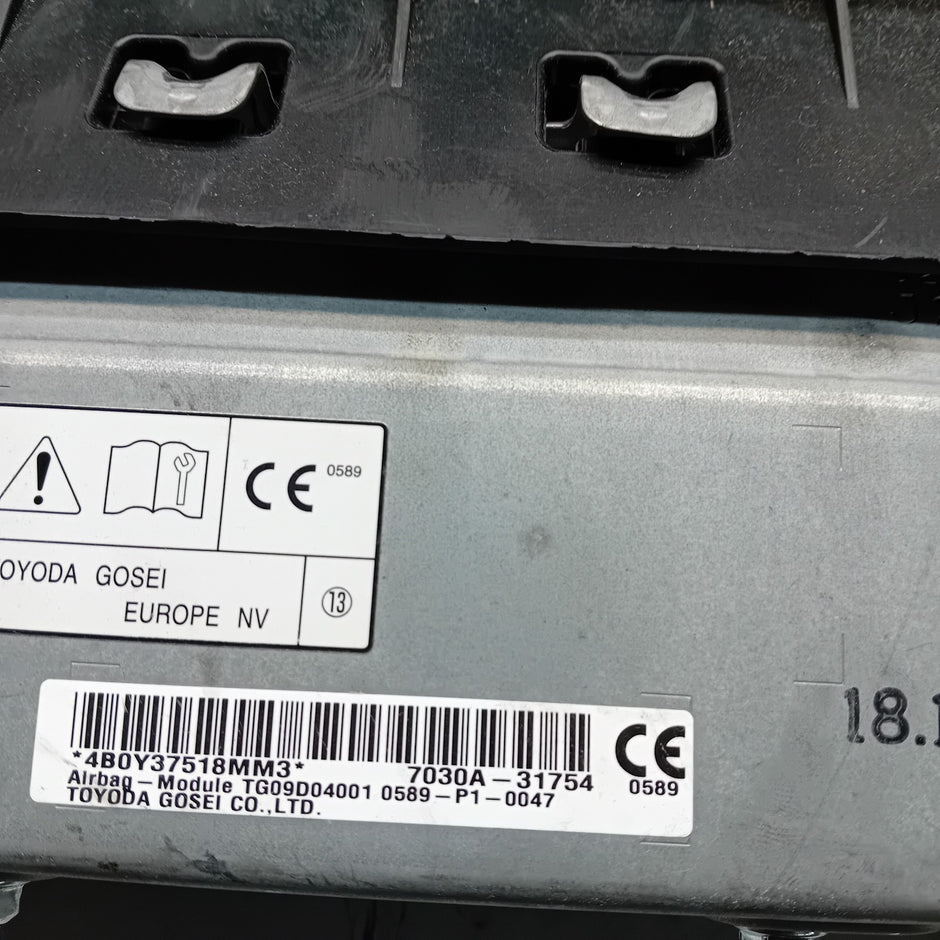 MITSUBISHI OUTLANDER MK3 KNEE AIR SRS BAG RIGHT DRIVER SIDE 7030A-31754 FM00988